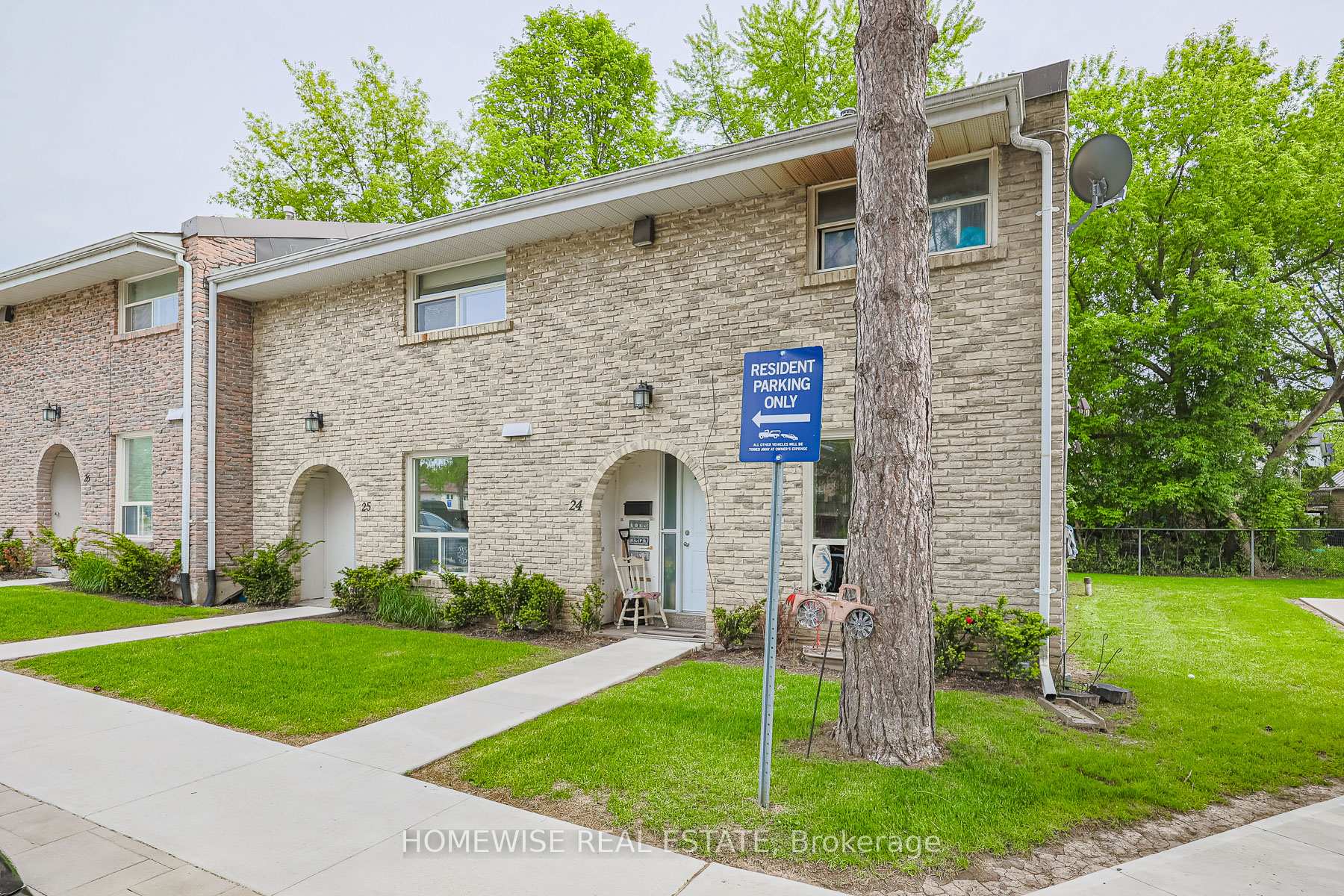 Front of Unit 28, 560 Waverly Street N