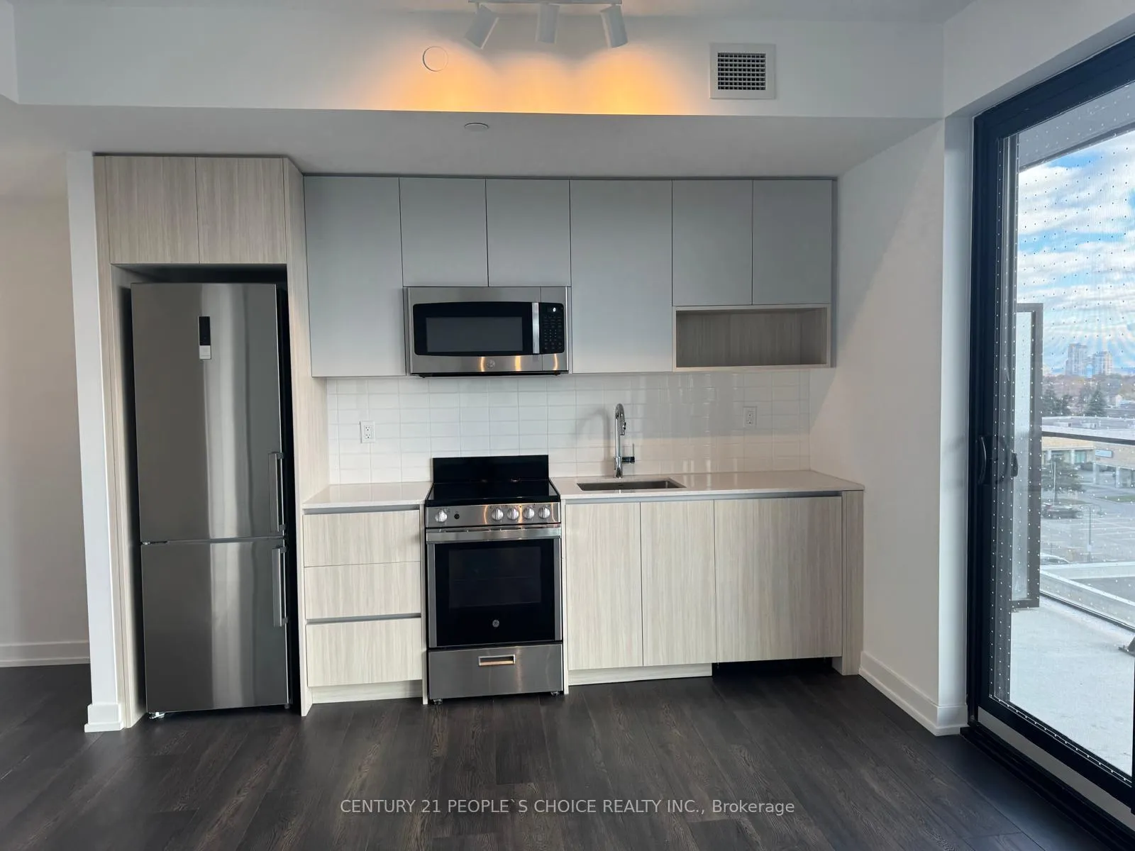 Front of Unit 617, 801 The Queensway