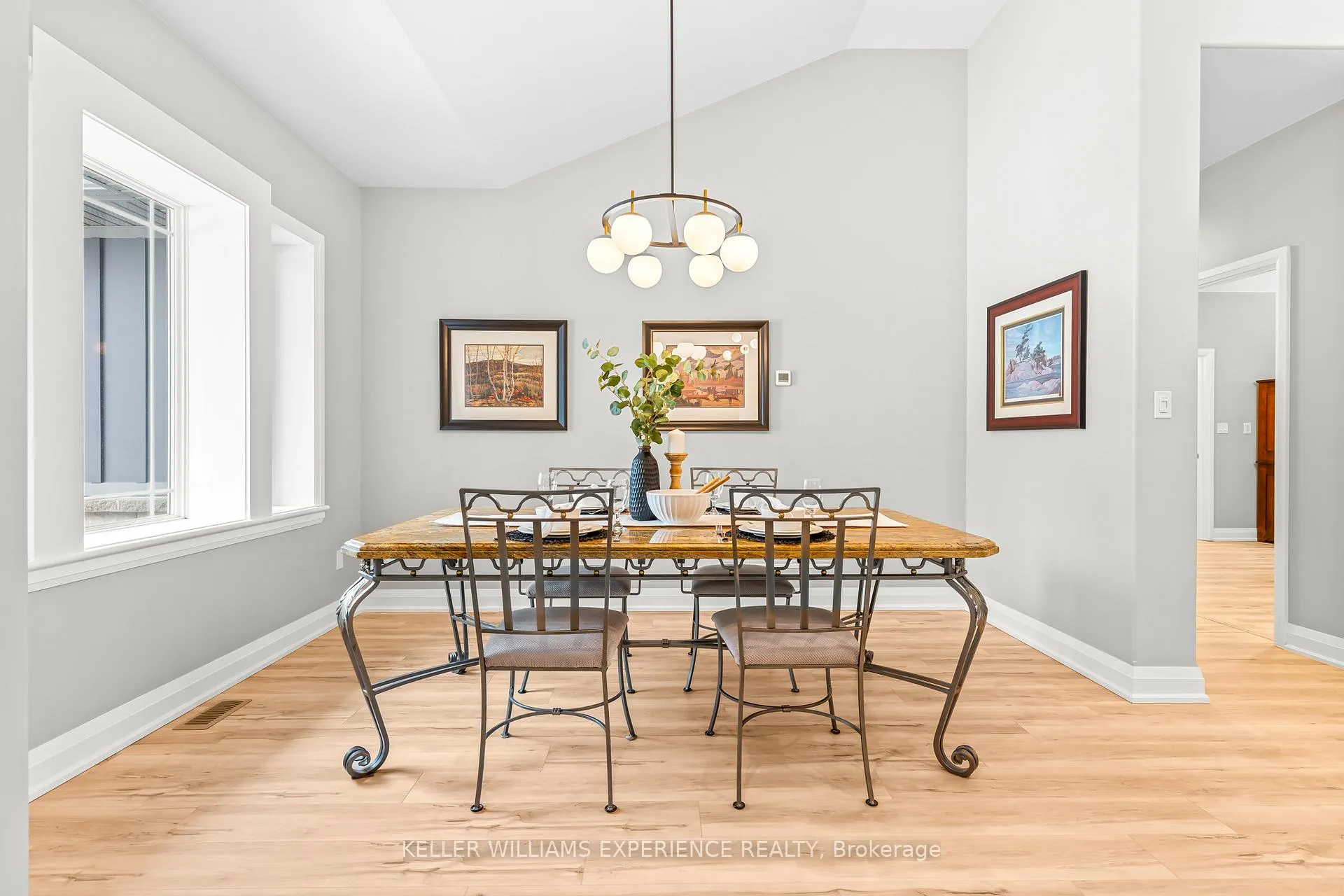 Photo 13 of 34 Windermere Circle, Tay, Rural Tay — HOMEH