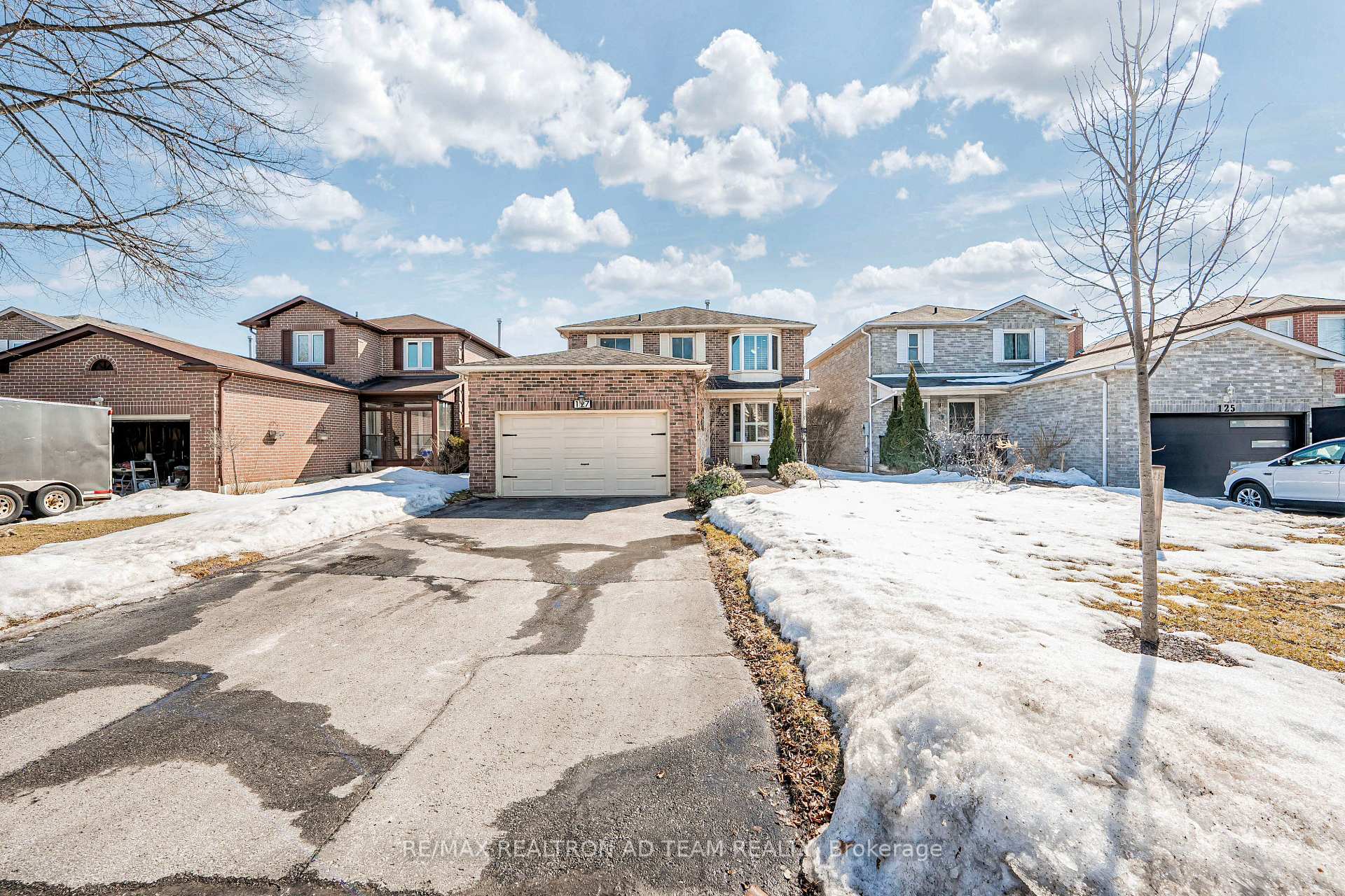 Photo 3 of 127 Large Crescent, Ajax, Central West — HOMEH