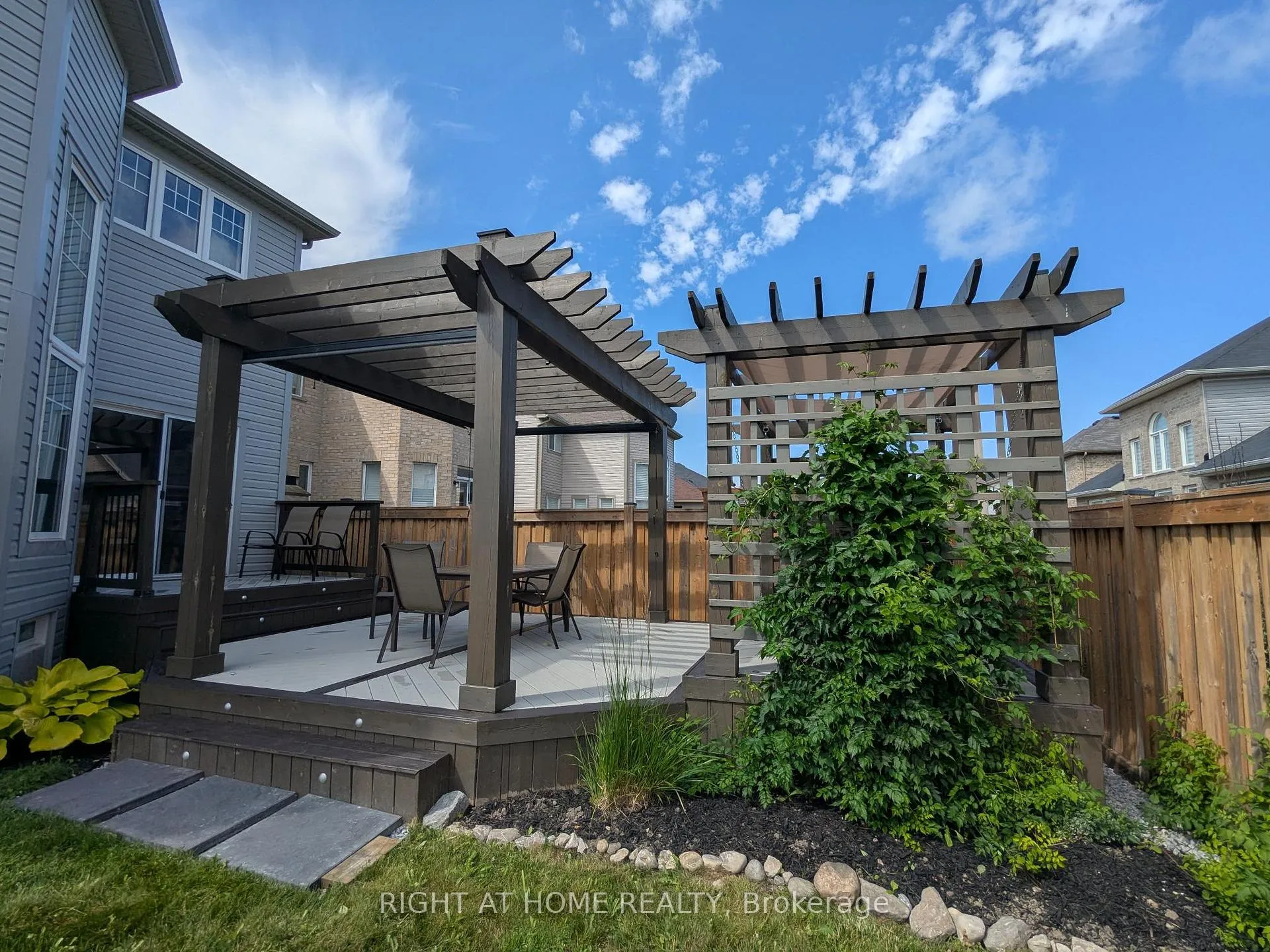 Photo 40 of 28 Timberbank Square, Georgina, Sutton & Jackson's Point — HOMEH