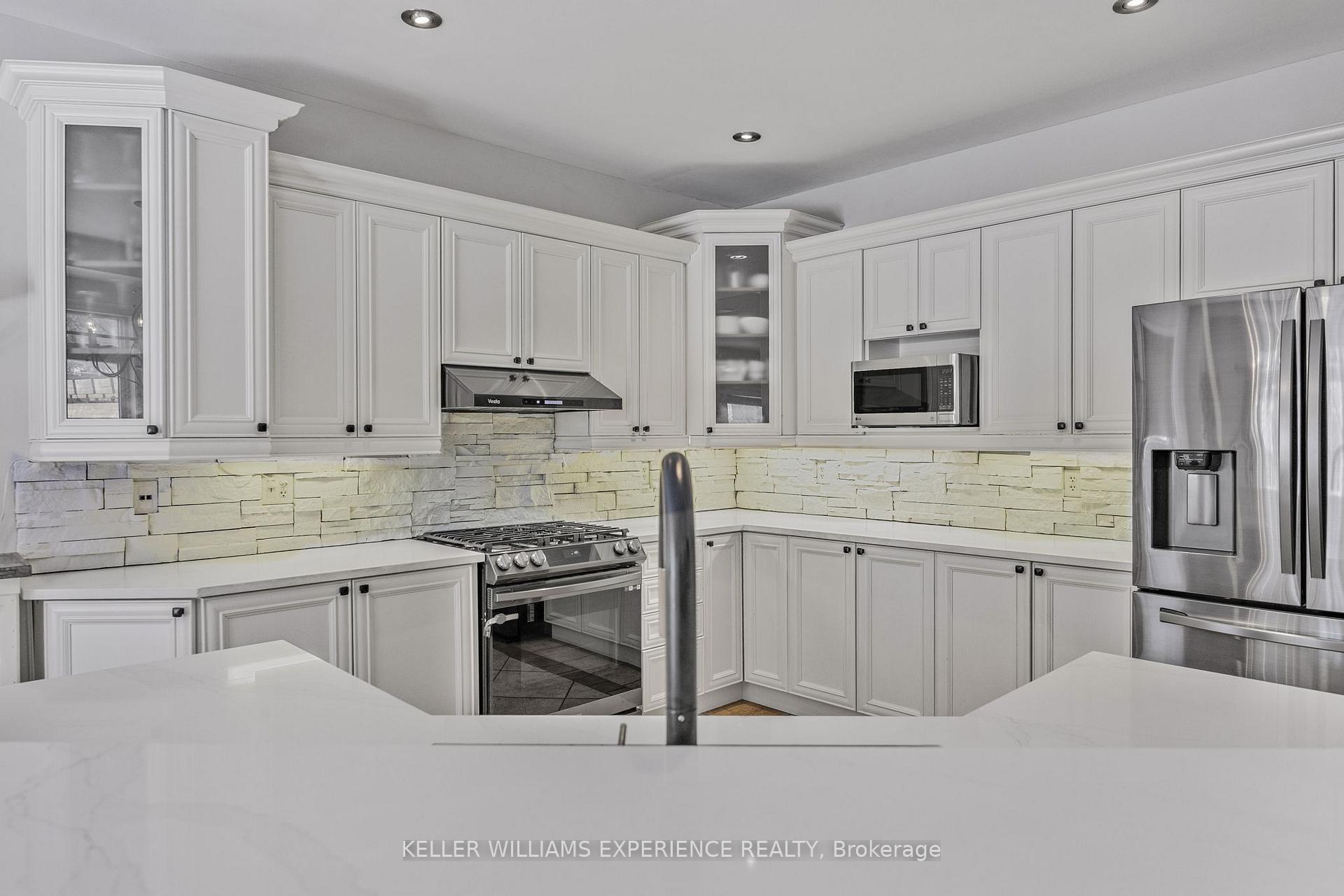 Photo 3 of 25 Regalia Way, Barrie, Innis-Shore — HOMEH