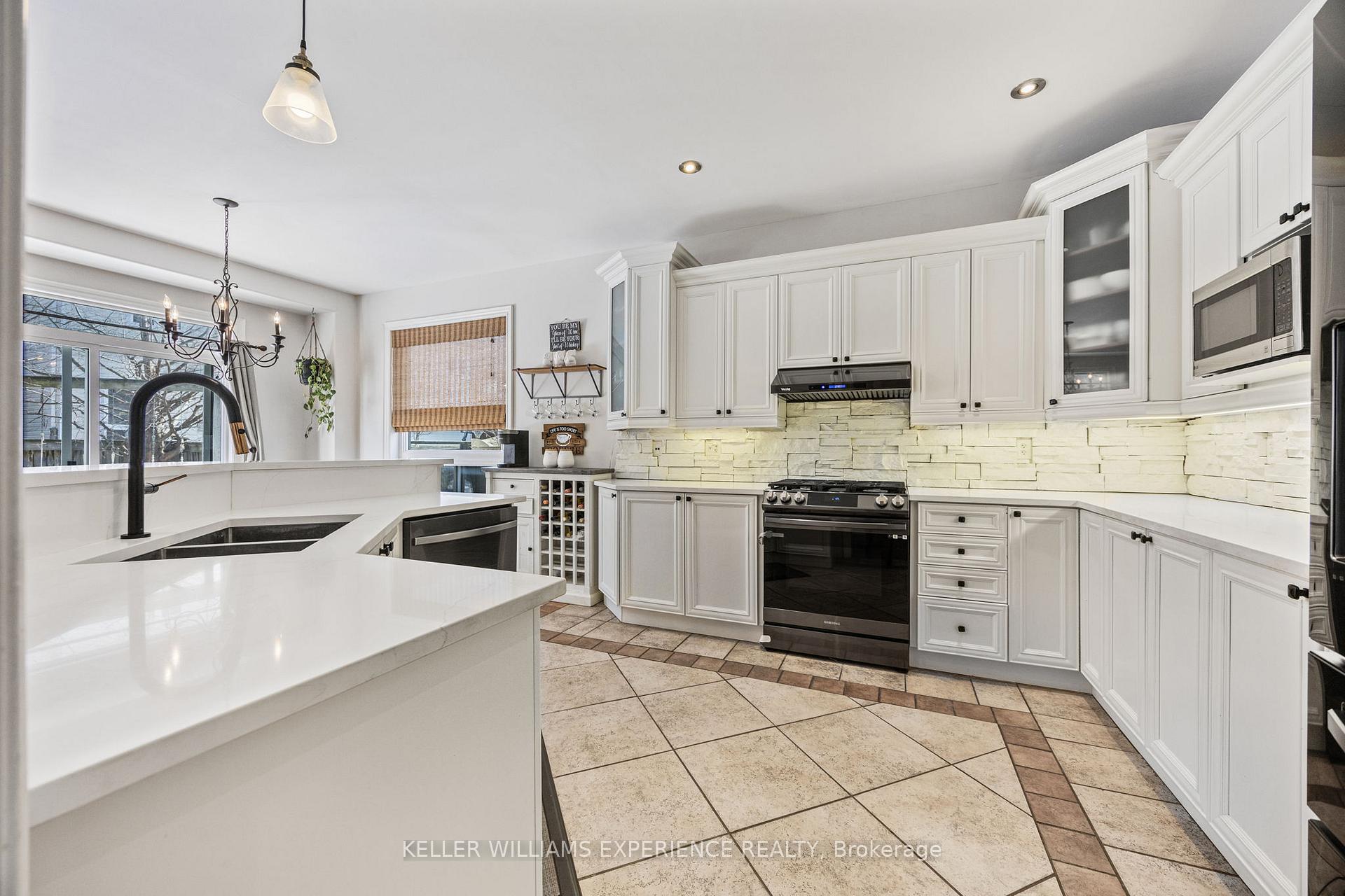 Photo 4 of 25 Regalia Way, Barrie, Innis-Shore — HOMEH