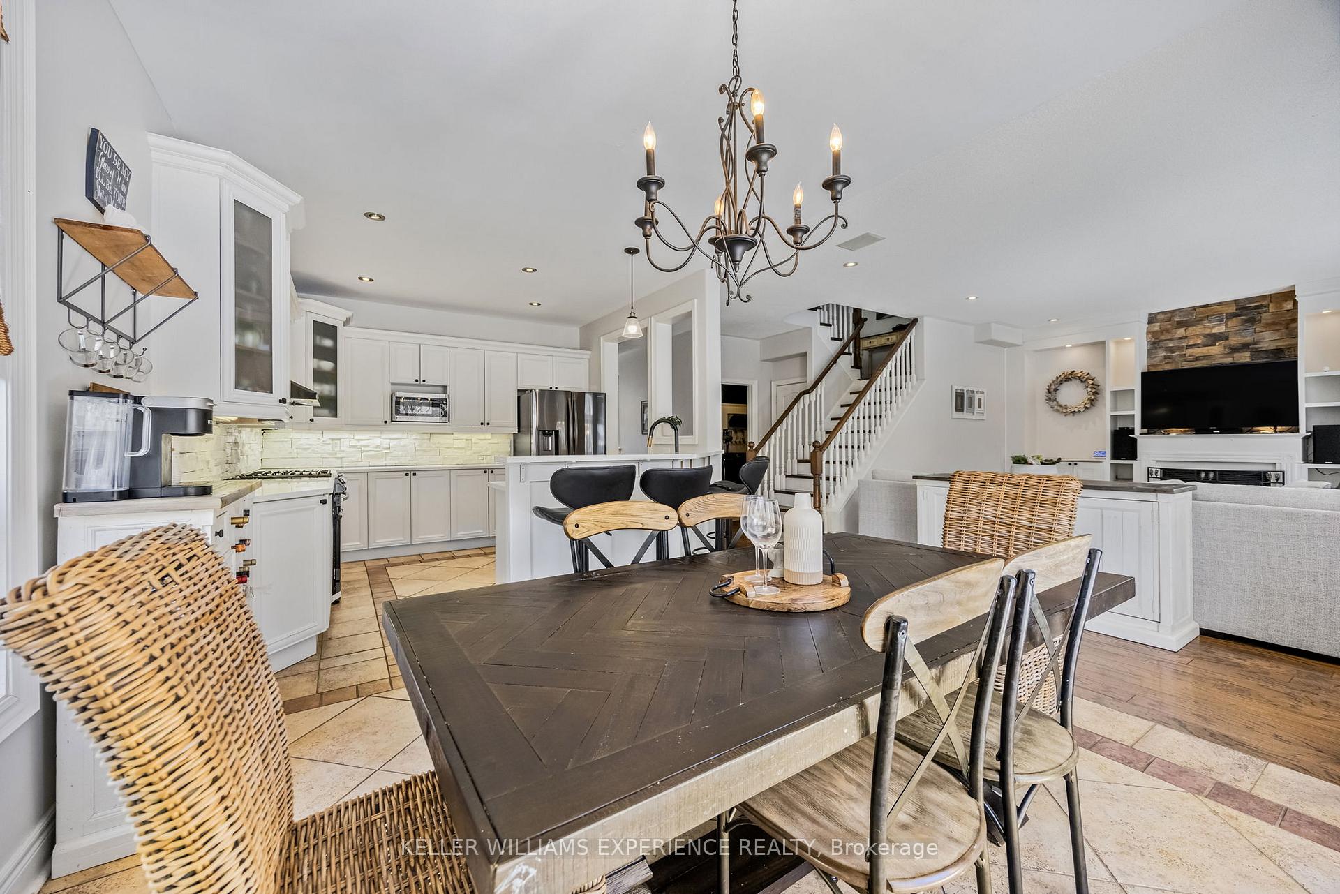Photo 5 of 25 Regalia Way, Barrie, Innis-Shore — HOMEH