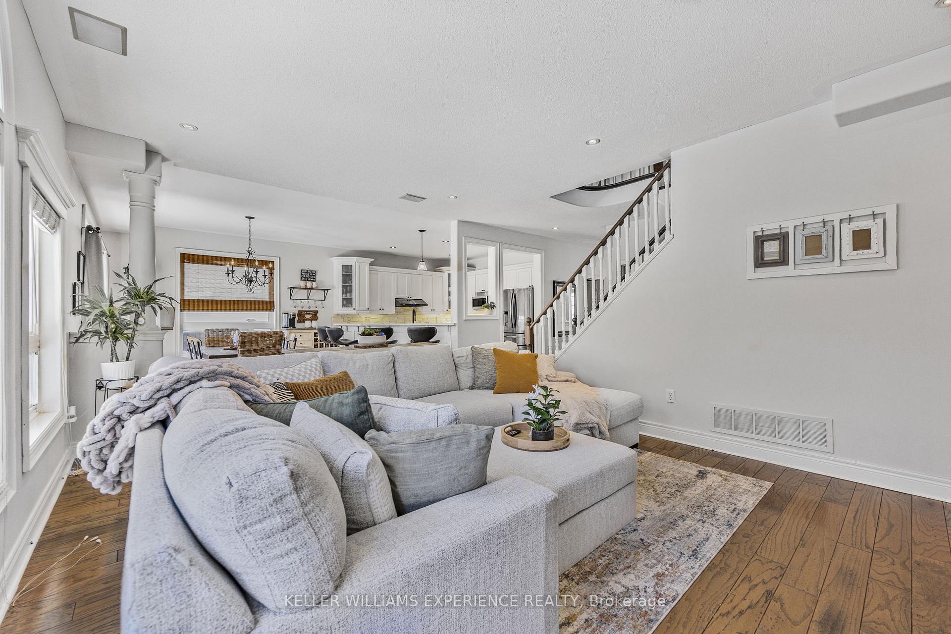 Photo 7 of 25 Regalia Way, Barrie, Innis-Shore — HOMEH