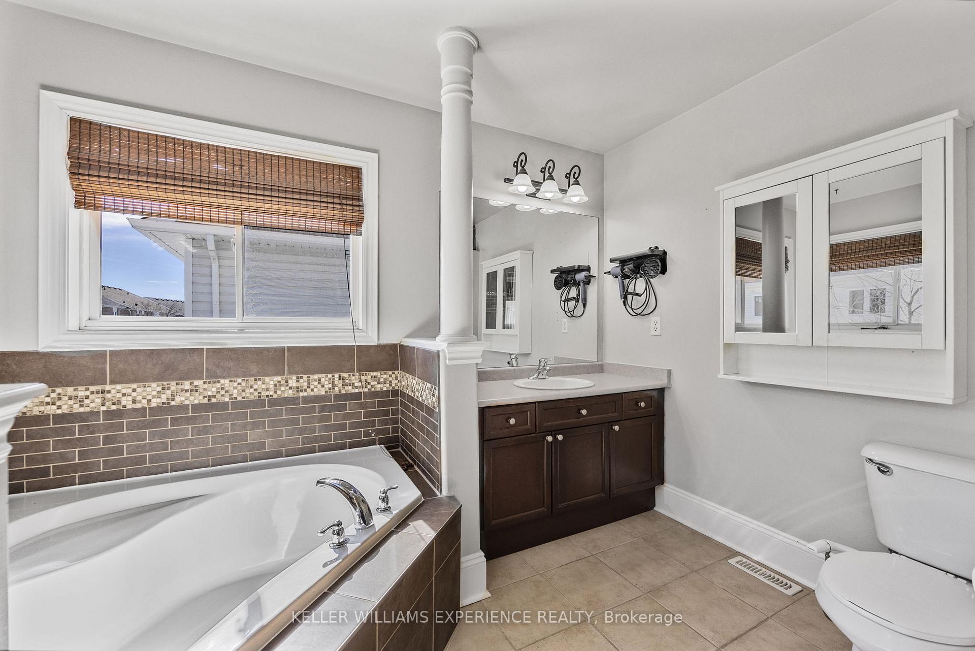 Photo 14 of 25 Regalia Way, Barrie, Innis-Shore — HOMEH