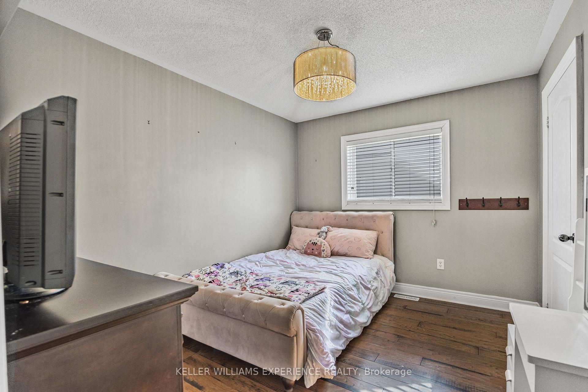 Photo 18 of 25 Regalia Way, Barrie, Innis-Shore — HOMEH