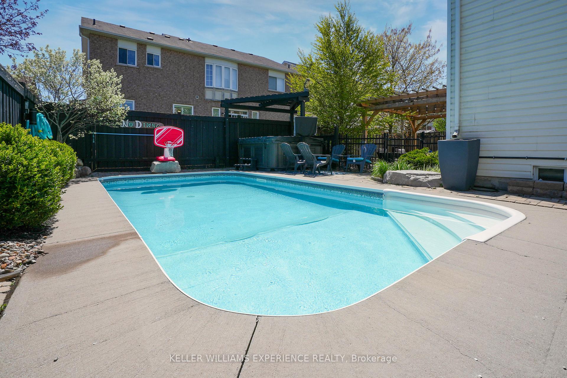 Photo 22 of 25 Regalia Way, Barrie, Innis-Shore — HOMEH