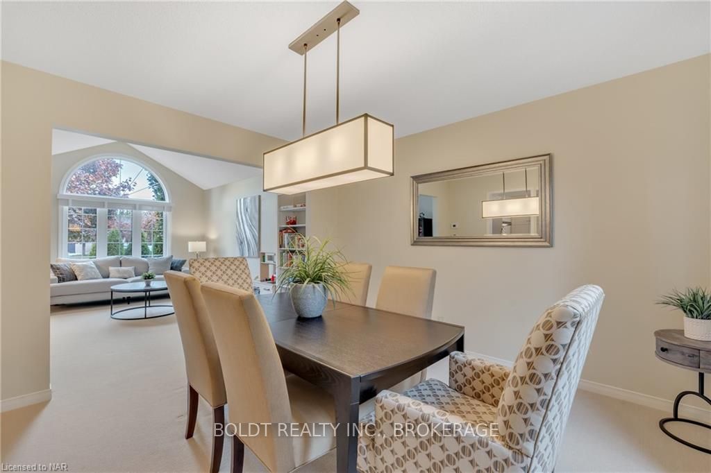 Photo 10 of 6 Inglis Circle, St. Catharines, Grapeview — HOMEH