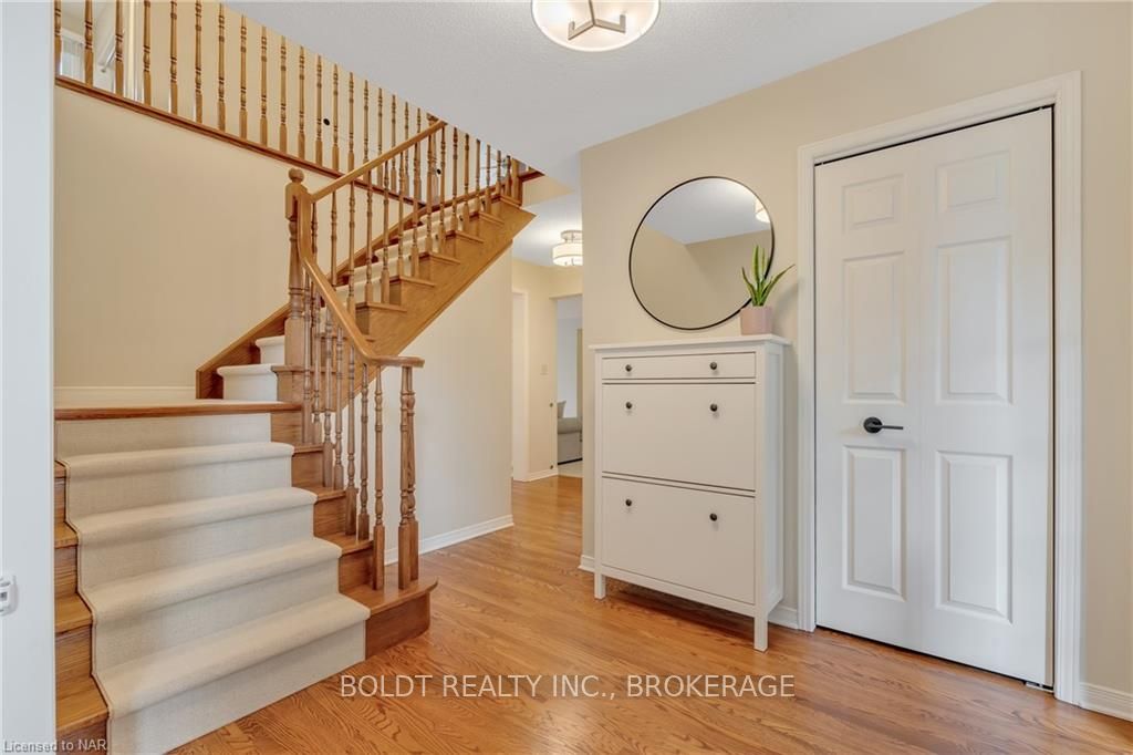 Photo 6 of 6 Inglis Circle, St. Catharines, Grapeview — HOMEH