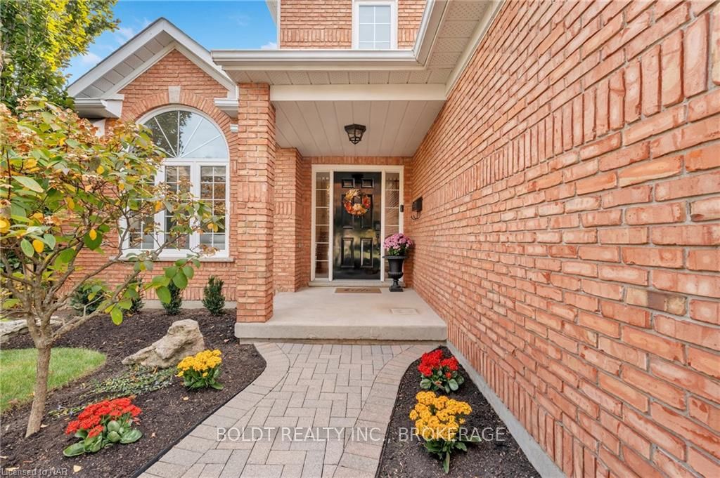 Photo 4 of 6 Inglis Circle, St. Catharines, Grapeview — HOMEH