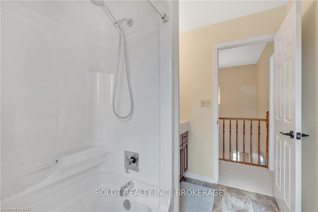 Photo 28 of 6 Inglis Circle, St. Catharines, Grapeview — HOMEH