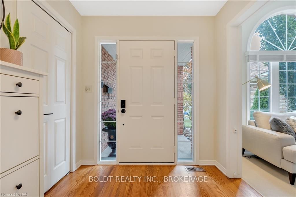 Photo 5 of 6 Inglis Circle, St. Catharines, Grapeview — HOMEH