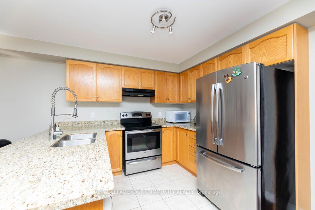 Photo 9 of 21 Baywell Crescent, Aurora, Bayview Wellington — HOMEH