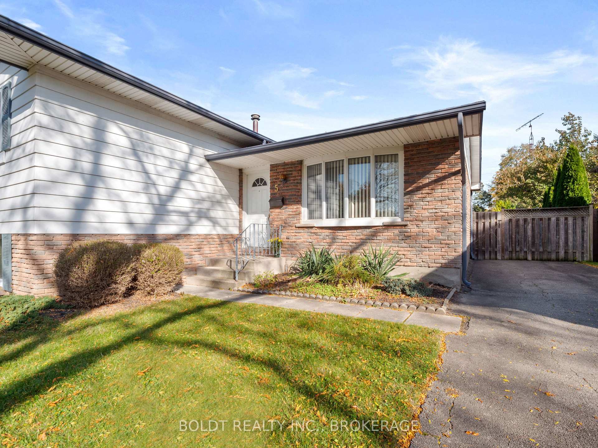 Photo 3 of 5 Rainbow Drive, St. Catharines, Bunting/Linwell — HOMEH