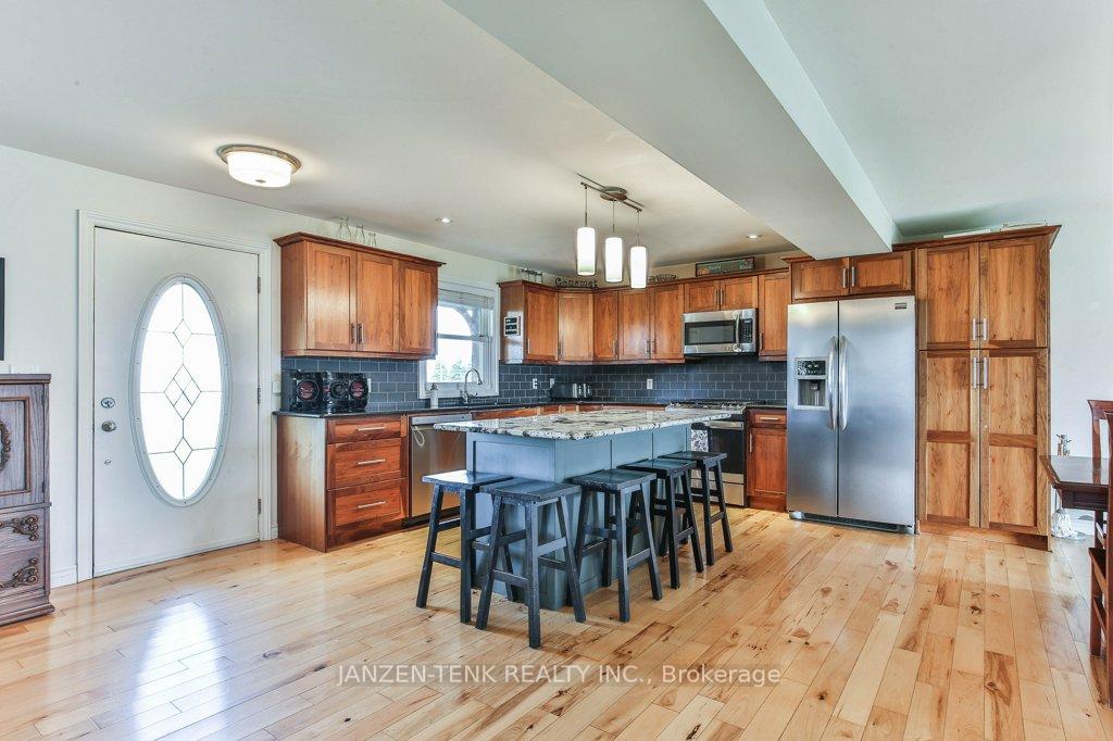 Photo 8 of 7654 Hacienda Road, Malahide, Rural Malahide — HOMEH