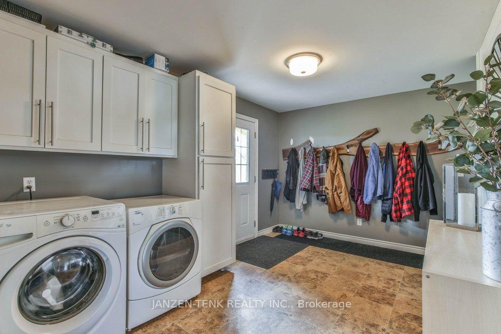 Photo 11 of 7654 Hacienda Road, Malahide, Rural Malahide — HOMEH