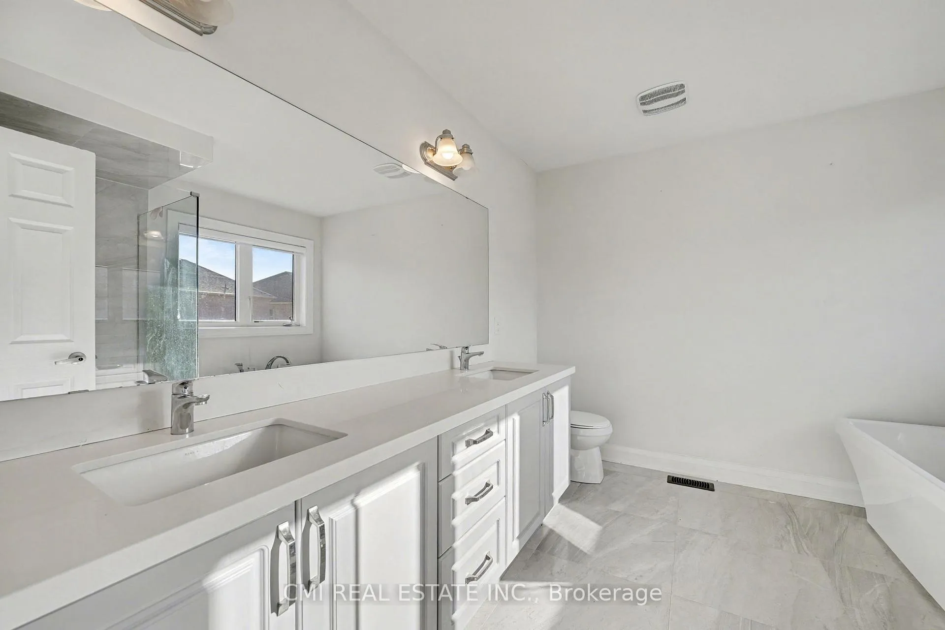 Photo 34 of 343 Northglen Boulevard W, Clarington, Bowmanville — HOMEH