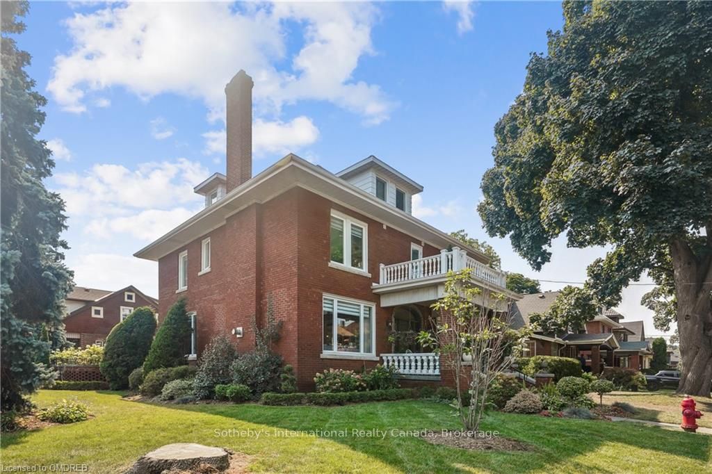 Front of 972 Montclair Avenue