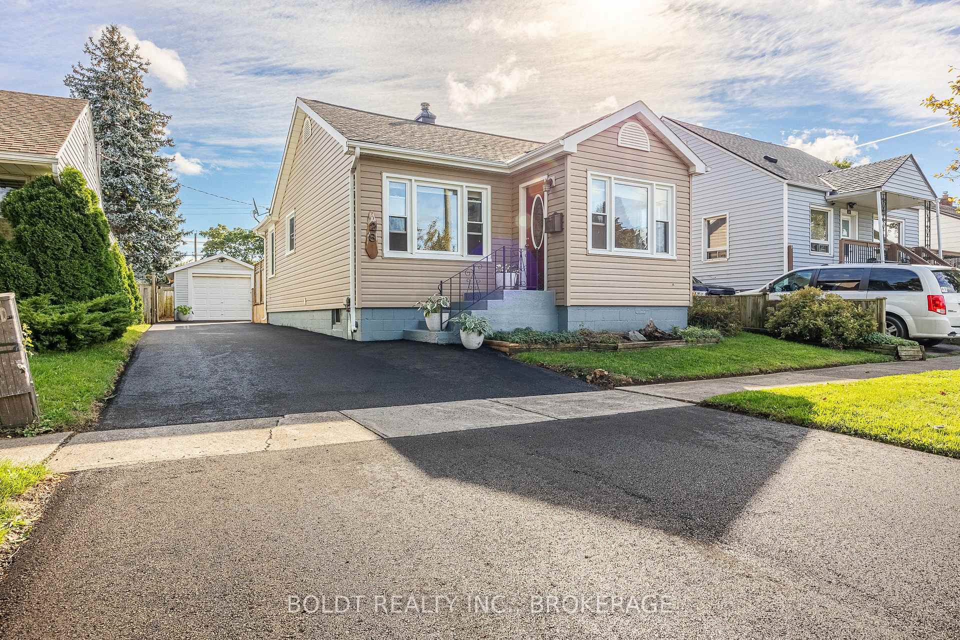 Photo 2 of 28 Shakespeare Avenue, St. Catharines, Haig — HOMEH