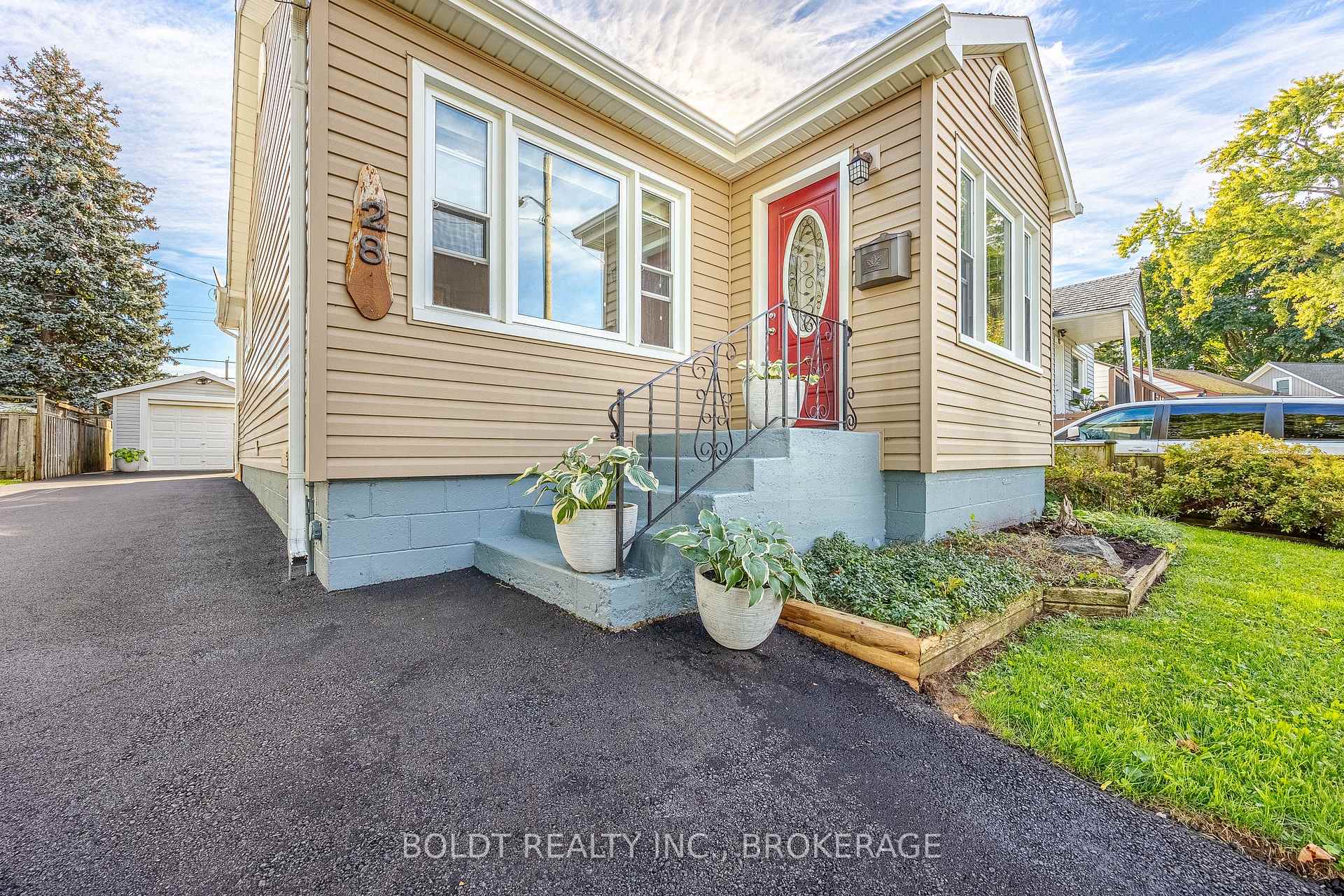 Photo 3 of 28 Shakespeare Avenue, St. Catharines, Haig — HOMEH