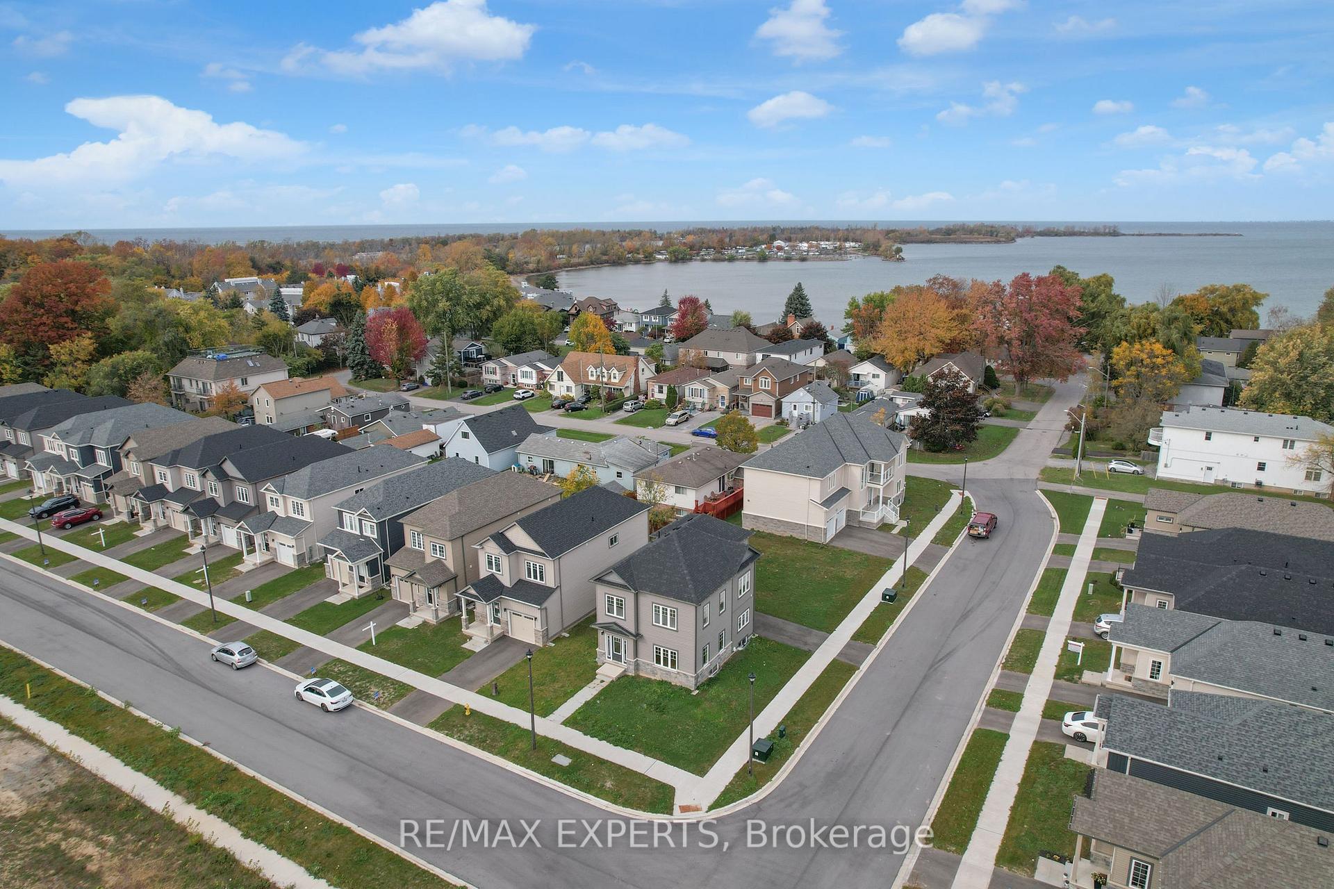 Photo 3 of 2 Bromley Drive, St. Catharines, Port Weller — HOMEH