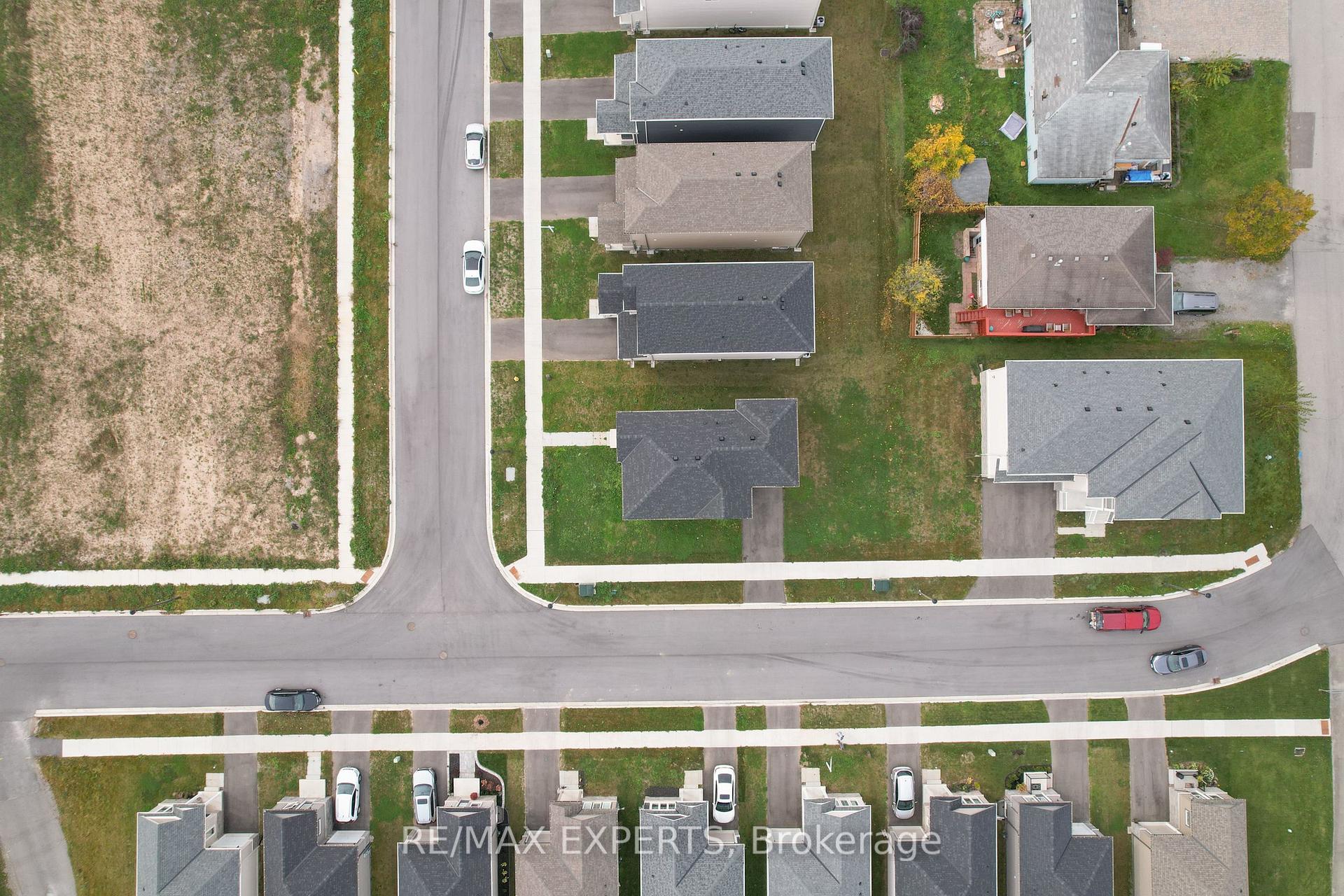 Photo 4 of 2 Bromley Drive, St. Catharines, Port Weller — HOMEH