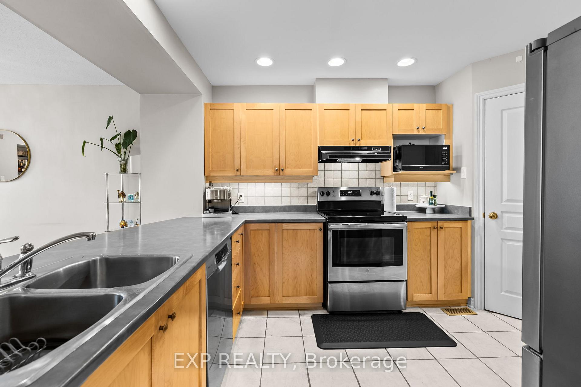Photo 12 of 811 Schooner Crescent, Ottawa, Riverside South/Gloucester Glen — HOMEH