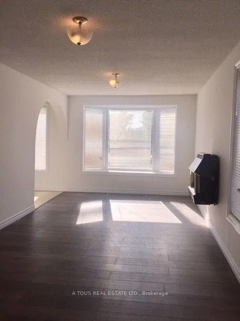 Photo 3 of 76 Centre Street S, Brampton, Brampton East — HOMEH