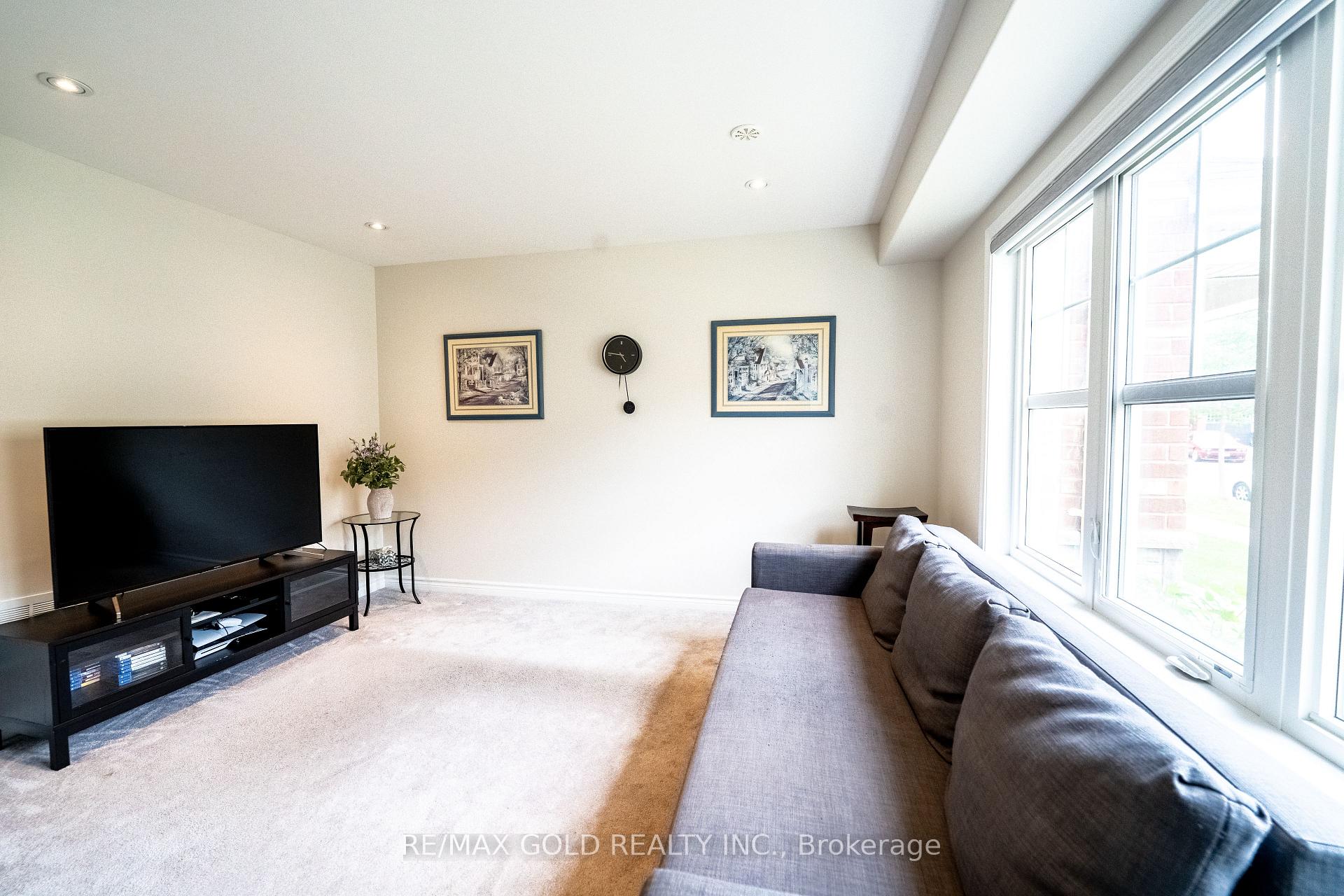 Photo 3 of 8 Metro Crescent, Brampton, Northwest Brampton — HOMEH