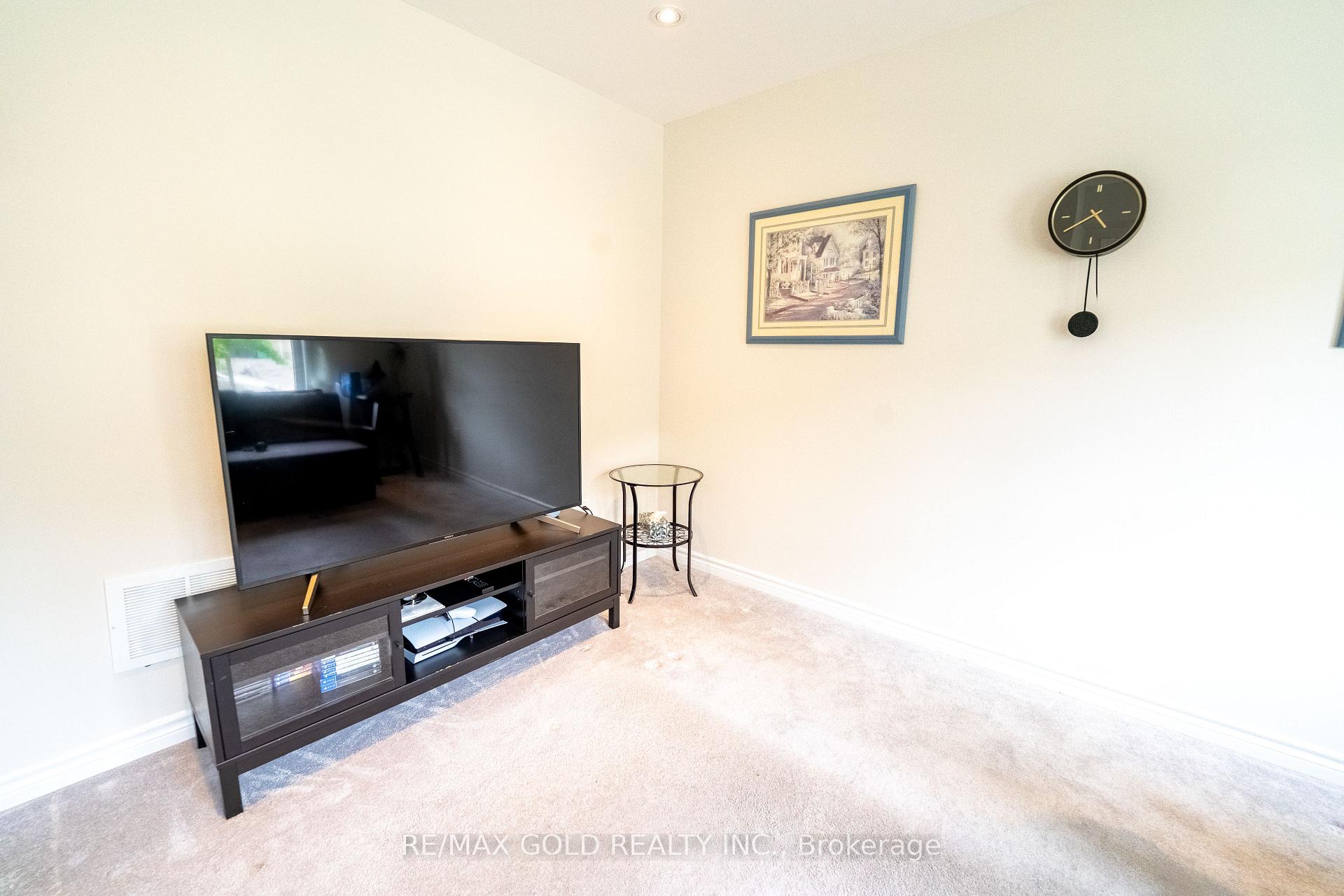 Photo 4 of 8 Metro Crescent, Brampton, Northwest Brampton — HOMEH
