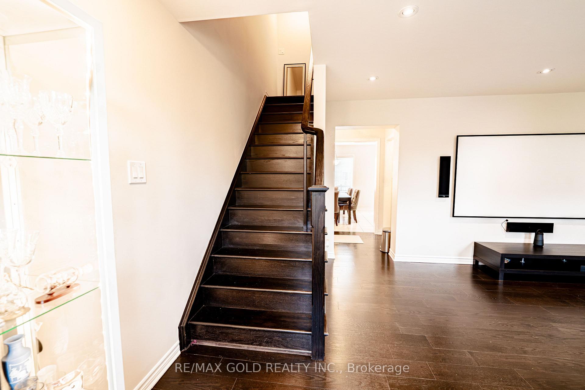Photo 2 of 8 Metro Crescent, Brampton, Northwest Brampton — HOMEH