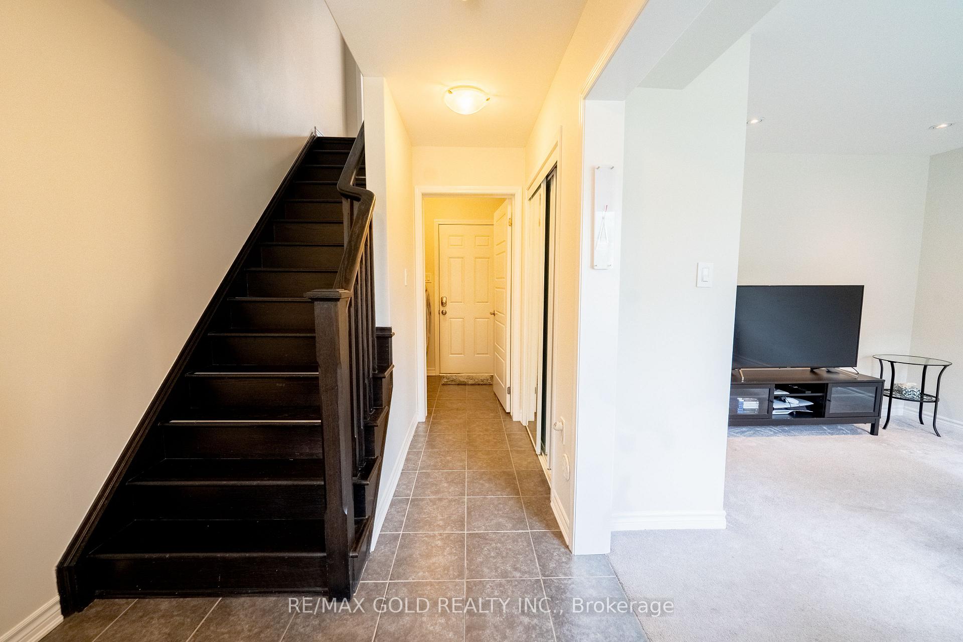 Photo 11 of 8 Metro Crescent, Brampton, Northwest Brampton — HOMEH