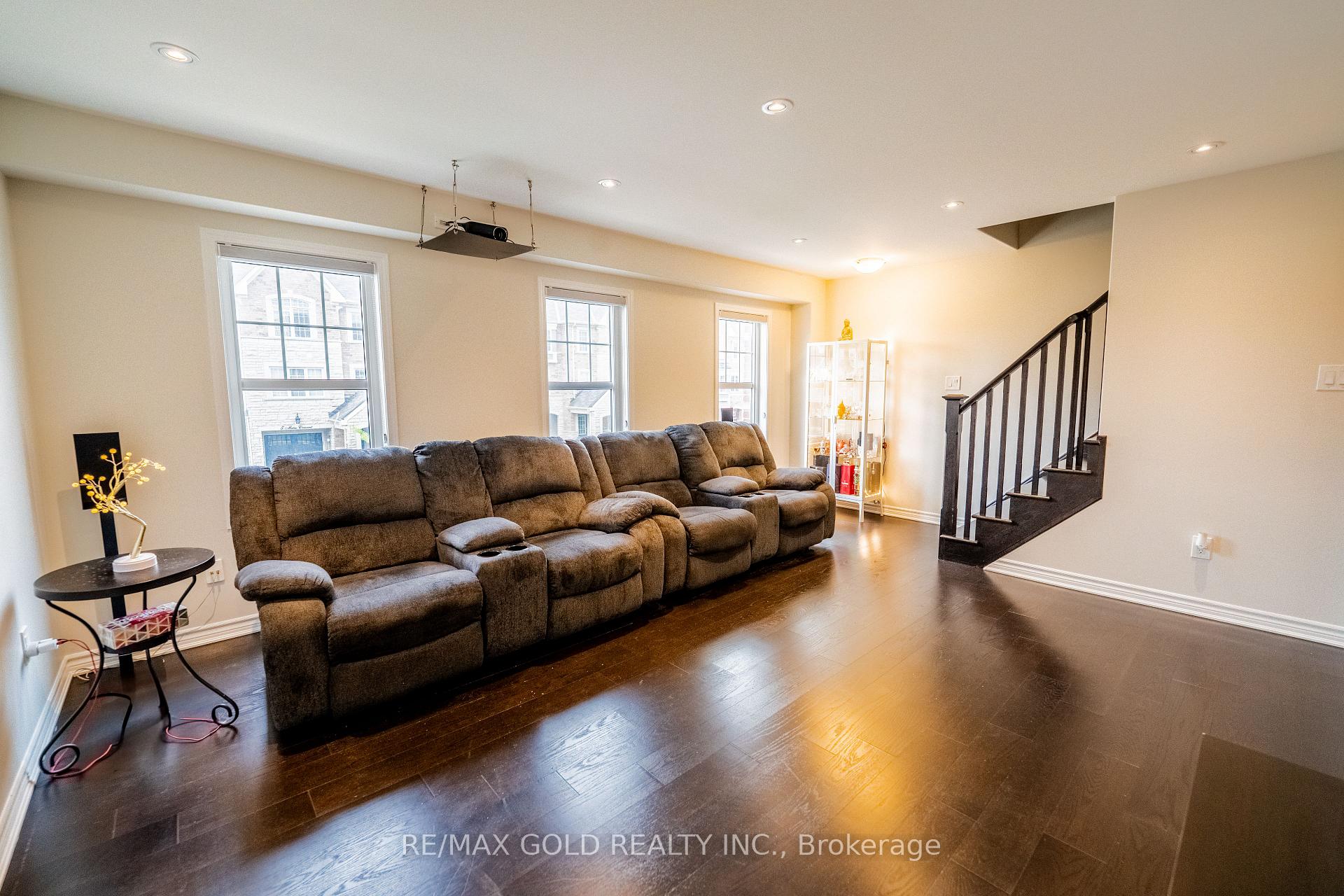 Photo 10 of 8 Metro Crescent, Brampton, Northwest Brampton — HOMEH