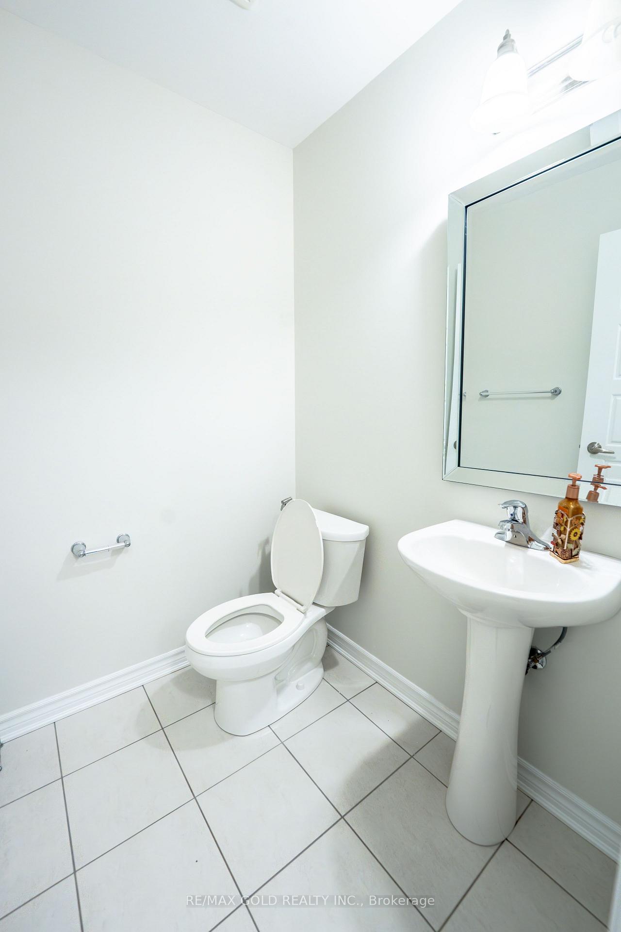 Photo 5 of 8 Metro Crescent, Brampton, Northwest Brampton — HOMEH