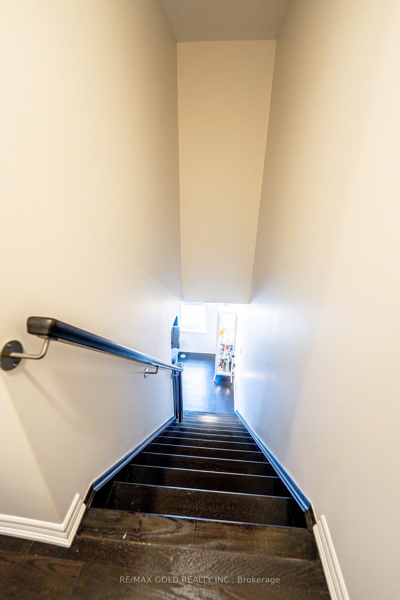 Photo 12 of 8 Metro Crescent, Brampton, Northwest Brampton — HOMEH