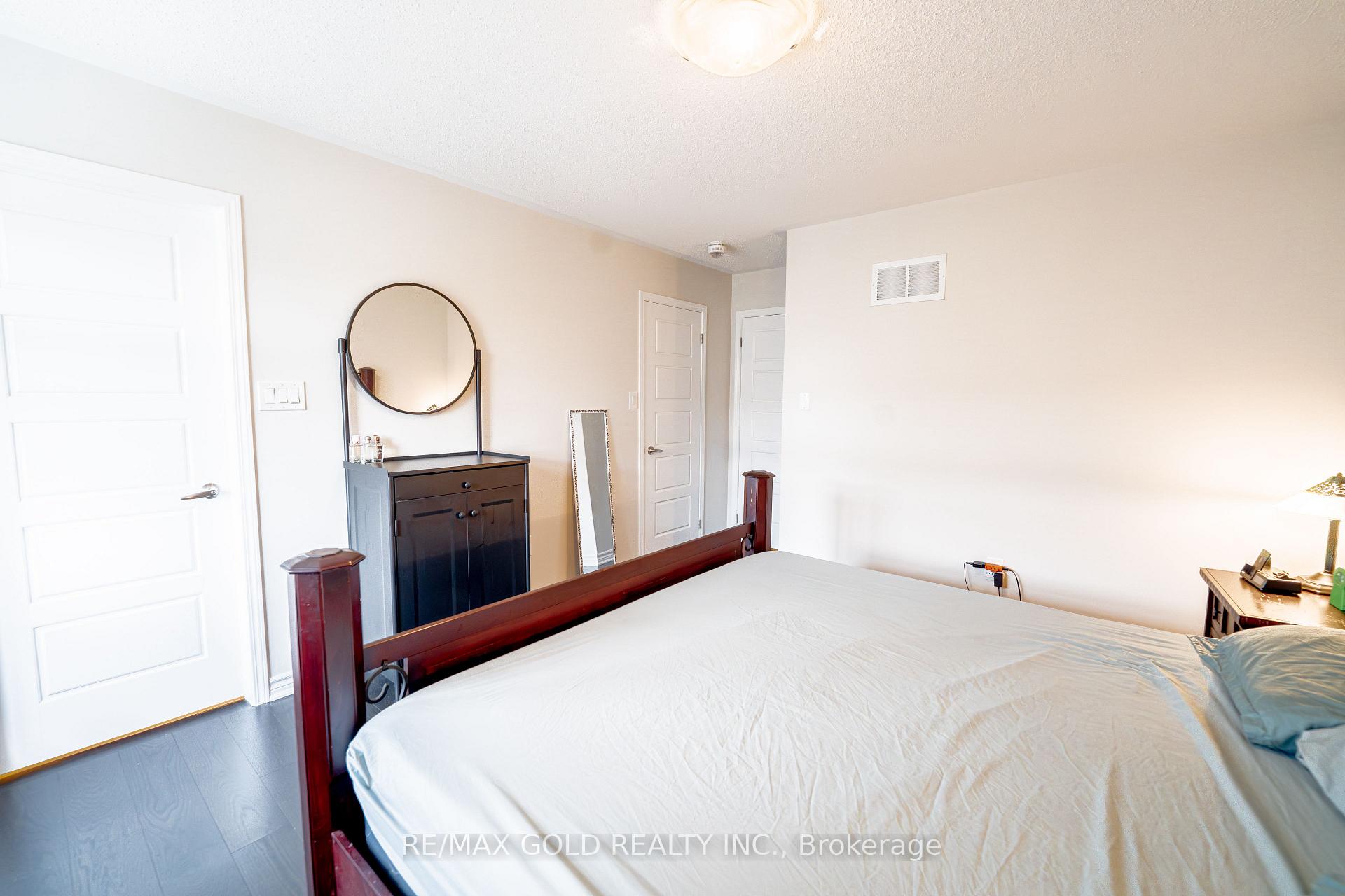 Photo 14 of 8 Metro Crescent, Brampton, Northwest Brampton — HOMEH
