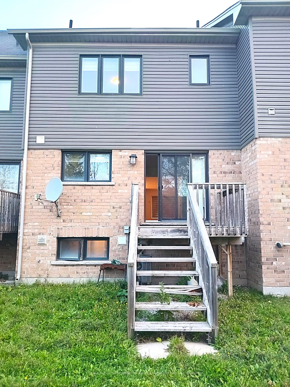 Photo 12 of 60 Crafter Crescent, Hamilton, Stoney Creek Mountain — HOMEH