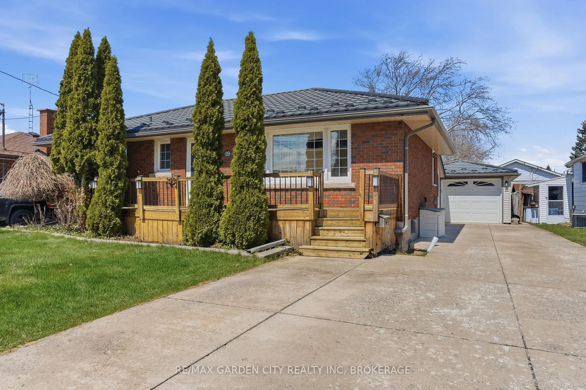 Photo 2 of 19 Tamarack Avenue, St. Catharines, Bunting/Linwell — HOMEH