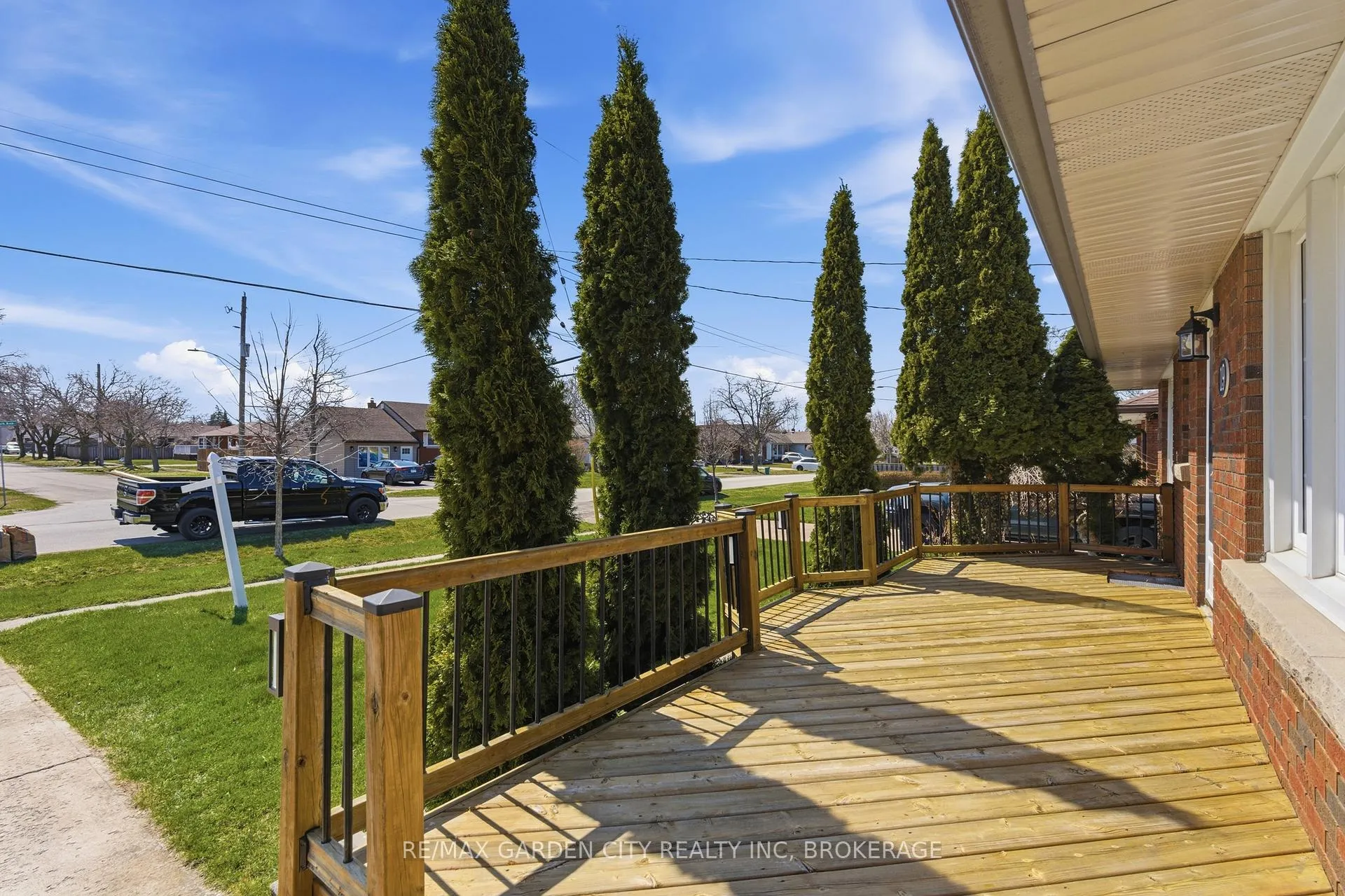Photo 3 of 19 Tamarack Avenue, St. Catharines, Bunting/Linwell — HOMEH