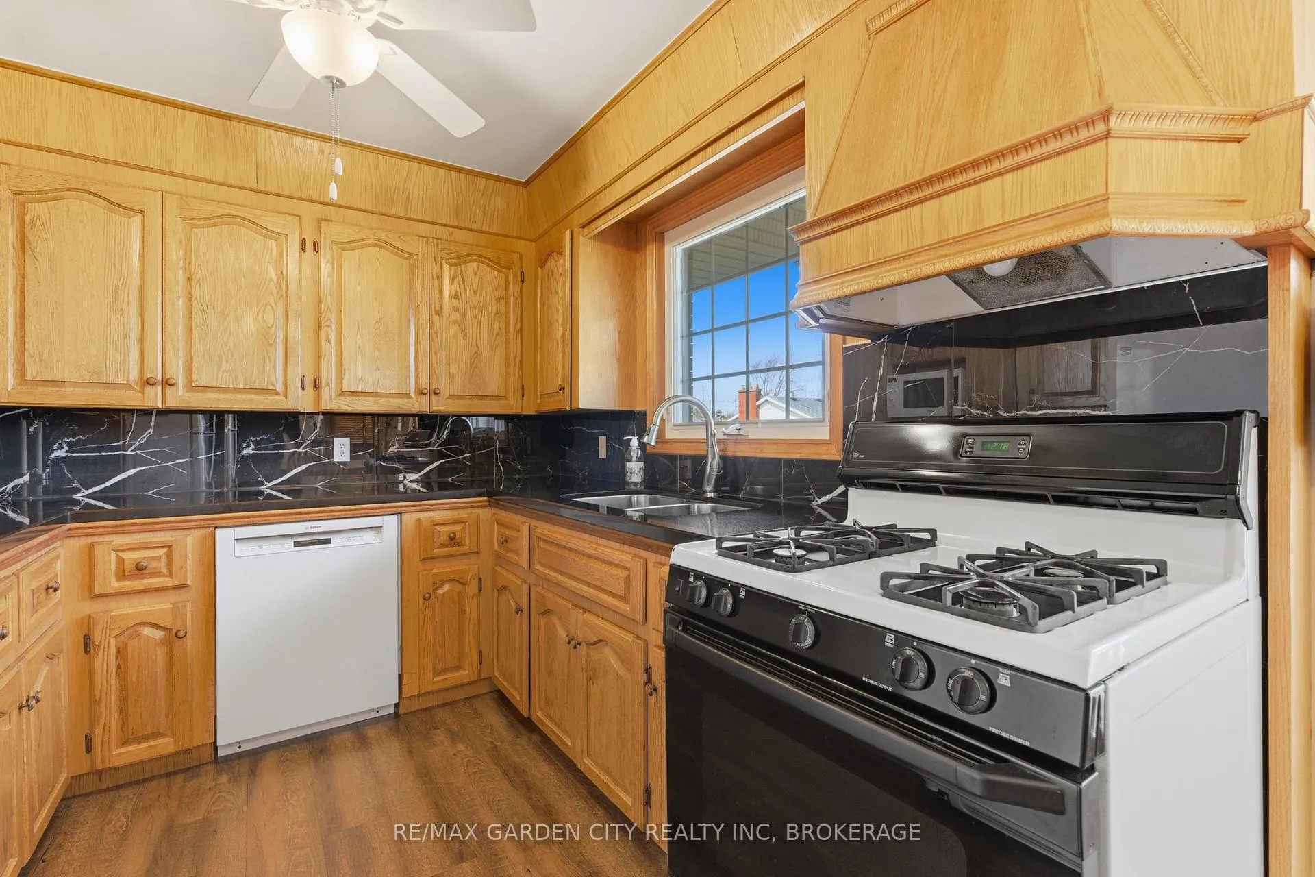 Photo 7 of 19 Tamarack Avenue, St. Catharines, Bunting/Linwell — HOMEH