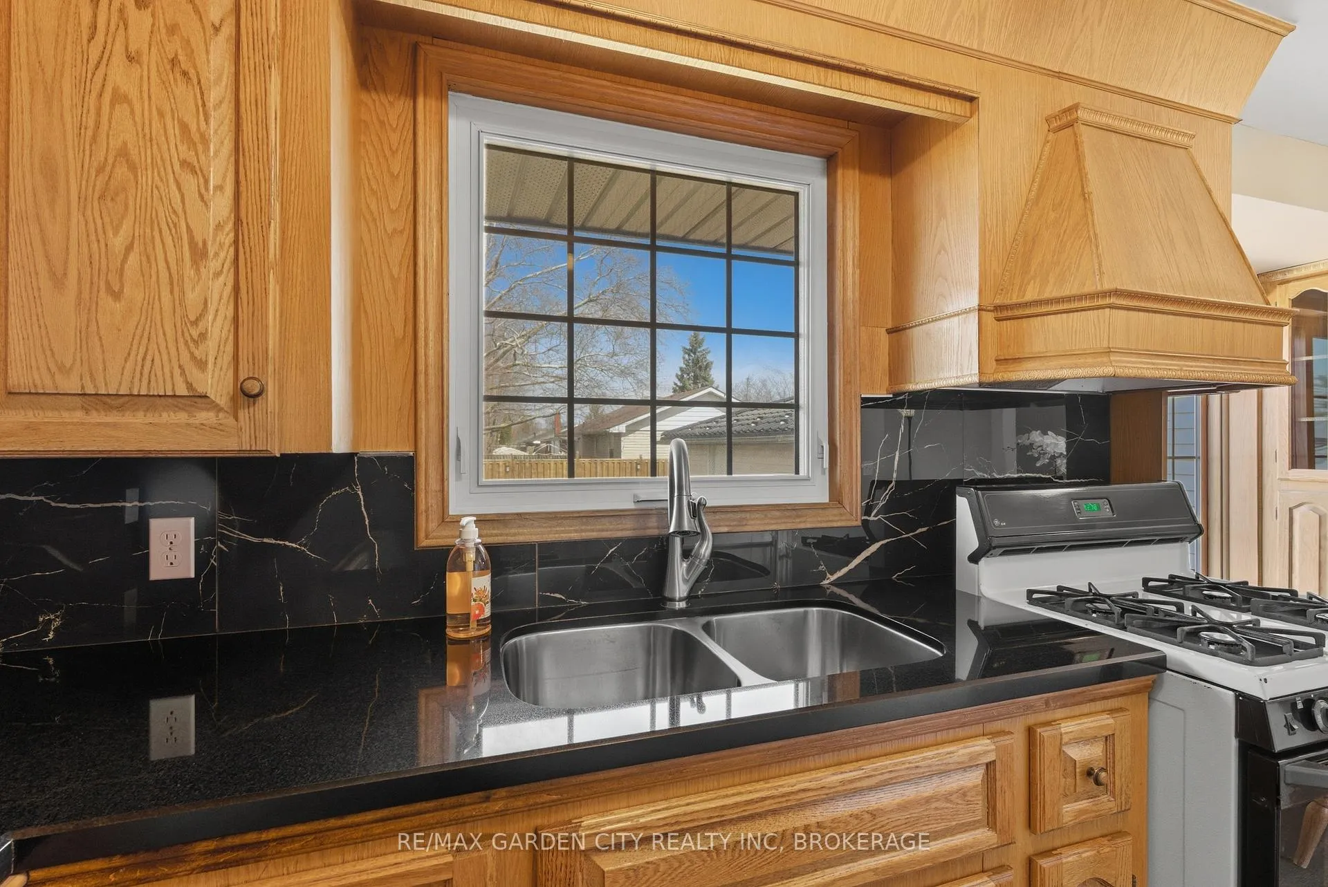 Photo 8 of 19 Tamarack Avenue, St. Catharines, Bunting/Linwell — HOMEH
