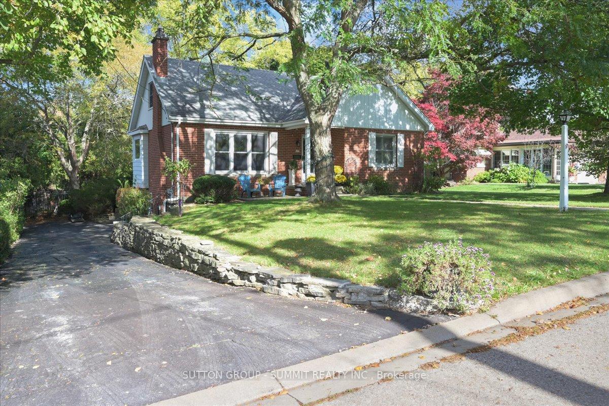 Photo 1 of 17 Tally Ho Drive, Hamilton, Dundas — HOMEH