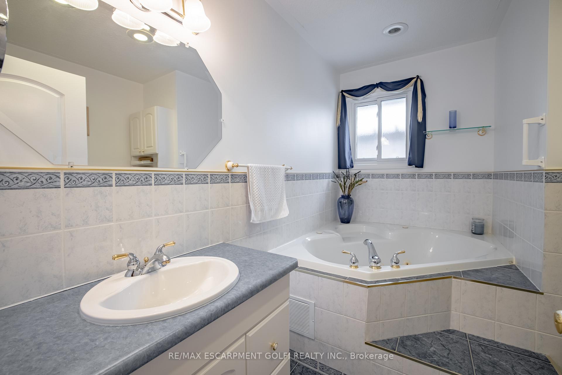 Photo 20 of 27 Warkdale Drive, St. Catharines, Burleigh Hill — HOMEH