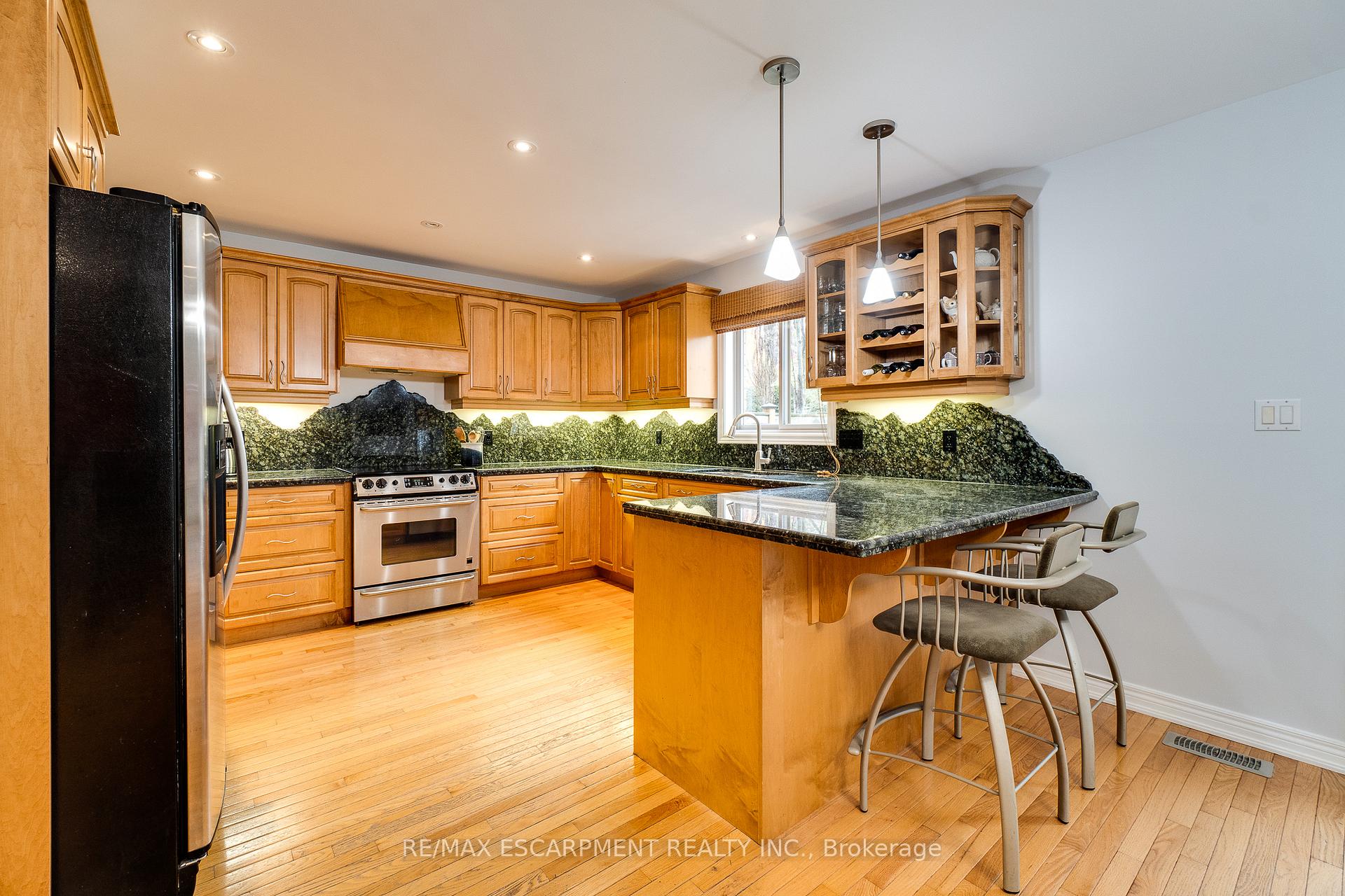 Photo 10 of 151 Moorland Crescent, Hamilton, Meadowlands — HOMEH
