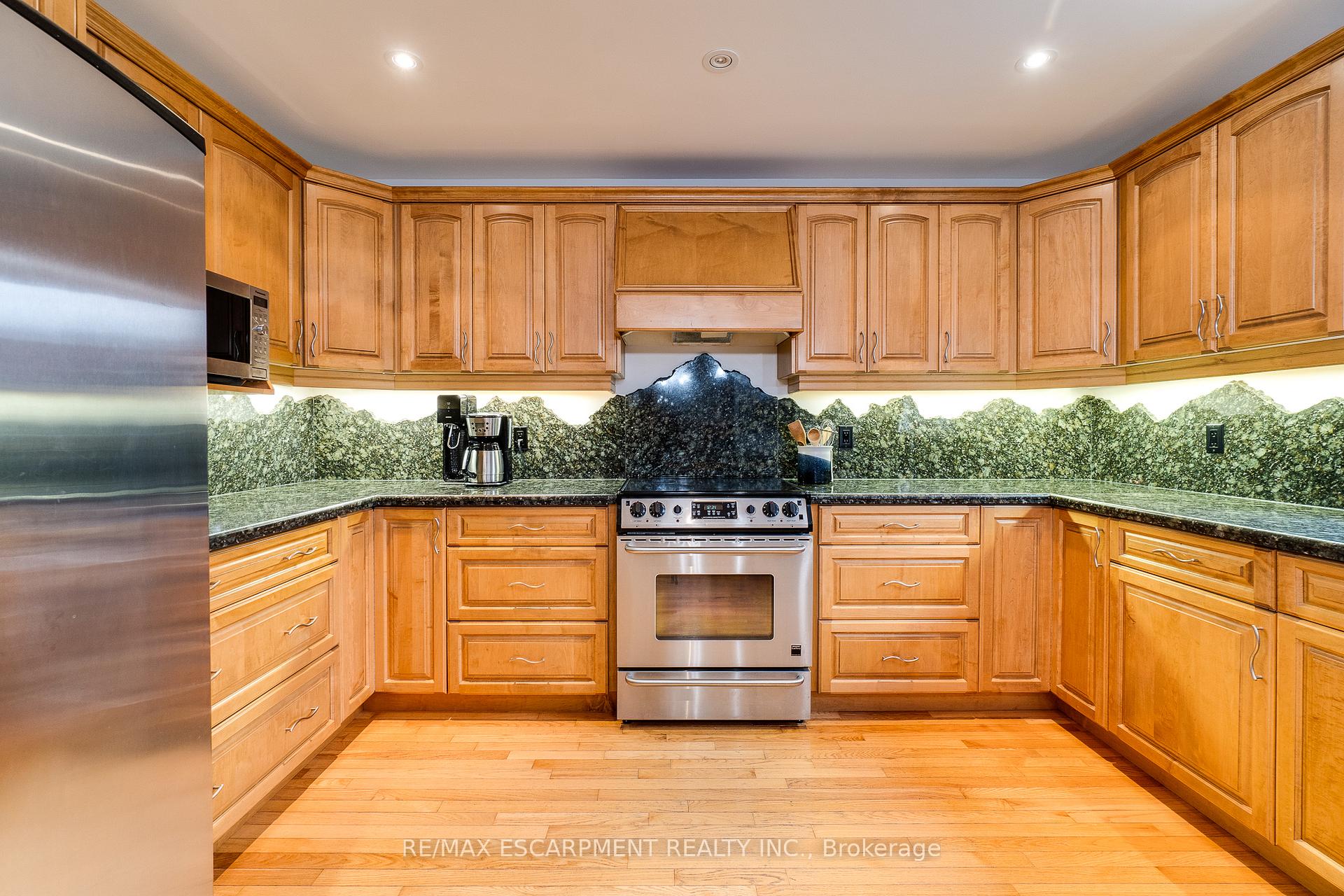 Photo 13 of 151 Moorland Crescent, Hamilton, Meadowlands — HOMEH