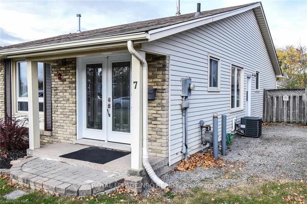 Photo 2 of 7 Dianne Drive, St. Catharines, Secord Woods — HOMEH