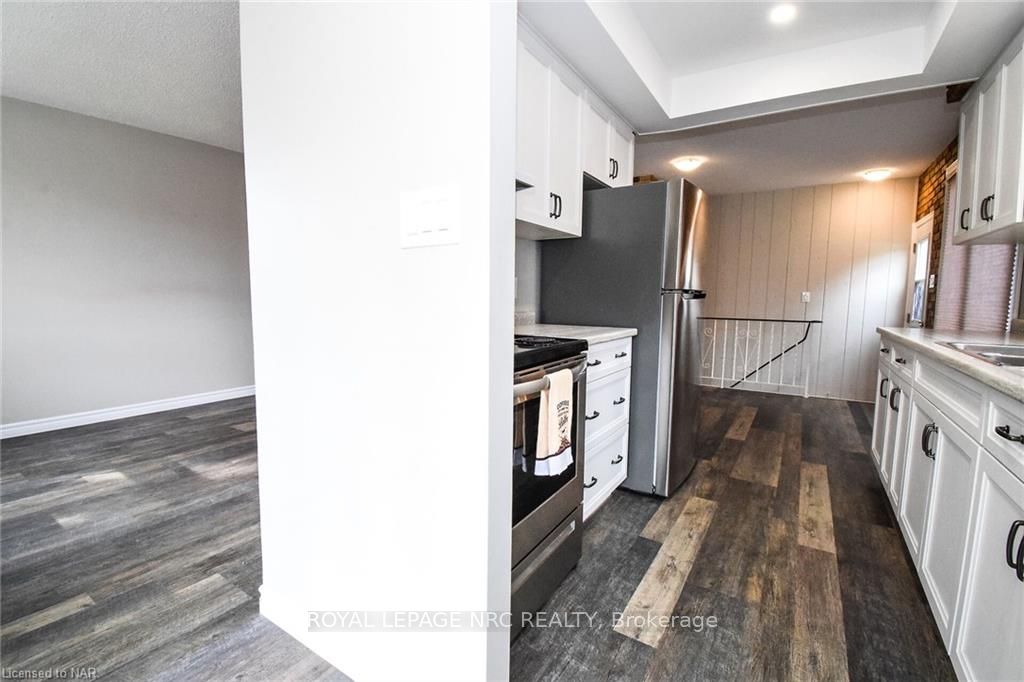 Photo 5 of 7 Dianne Drive, St. Catharines, Secord Woods — HOMEH