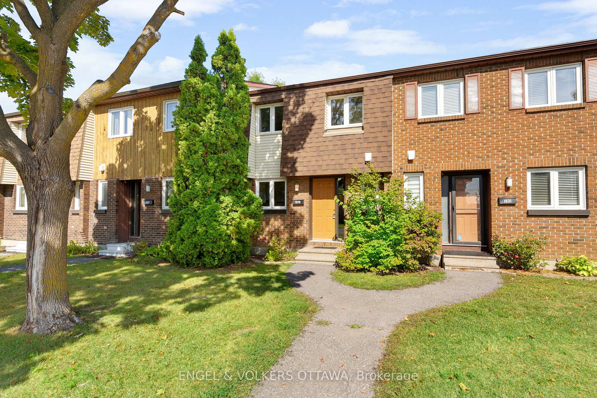 Photo 2 of 1529 Meadowbrook Road, Ottawa, Pineview — HOMEH