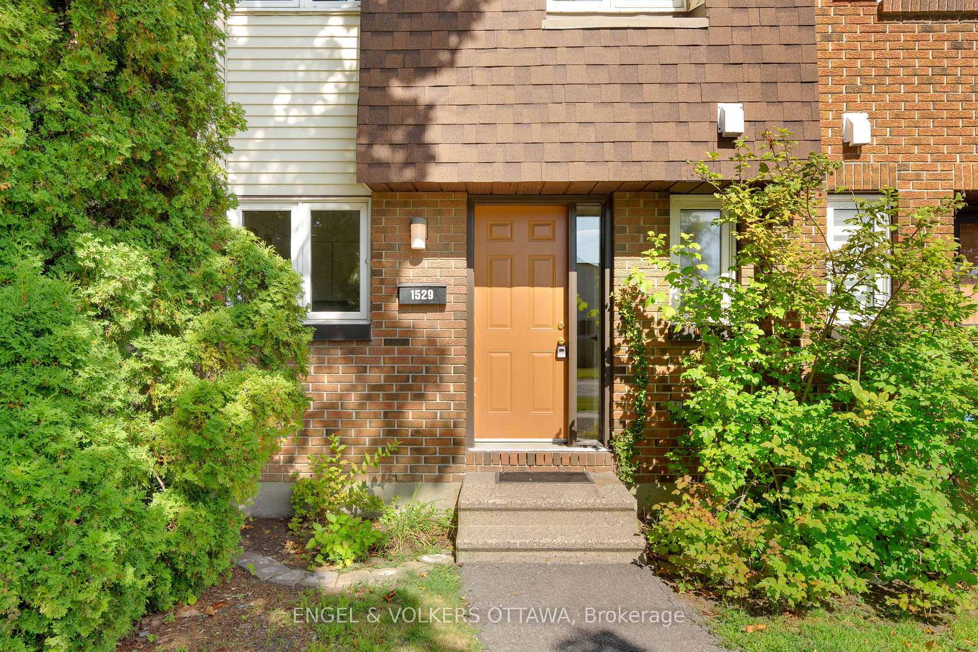 Photo 3 of 1529 Meadowbrook Road, Ottawa, Pineview — HOMEH